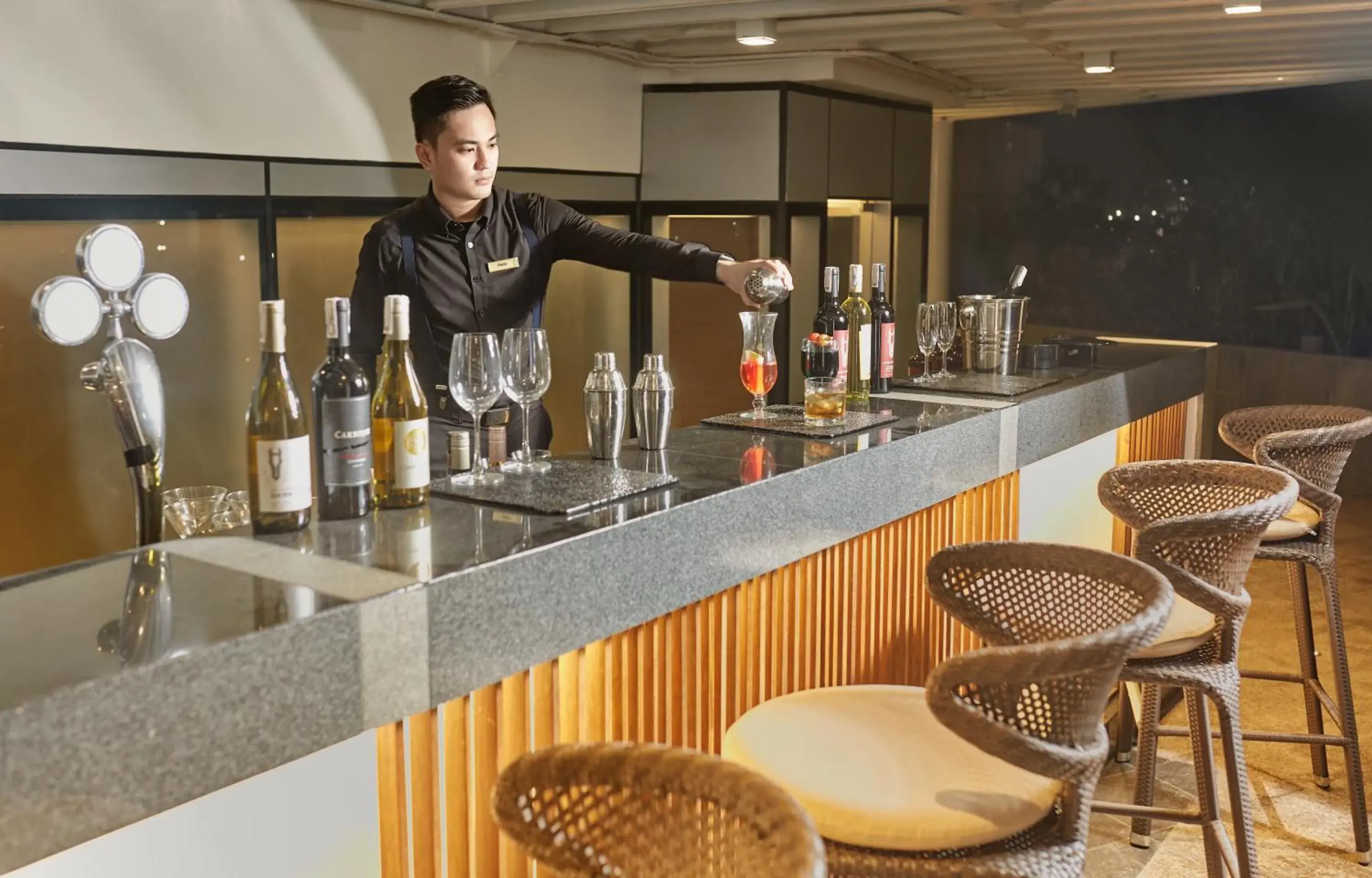 Lounge or bar in Kingsford Hotel Manila Bay Lounge or bar in Kingsford Hotel Manila Bay