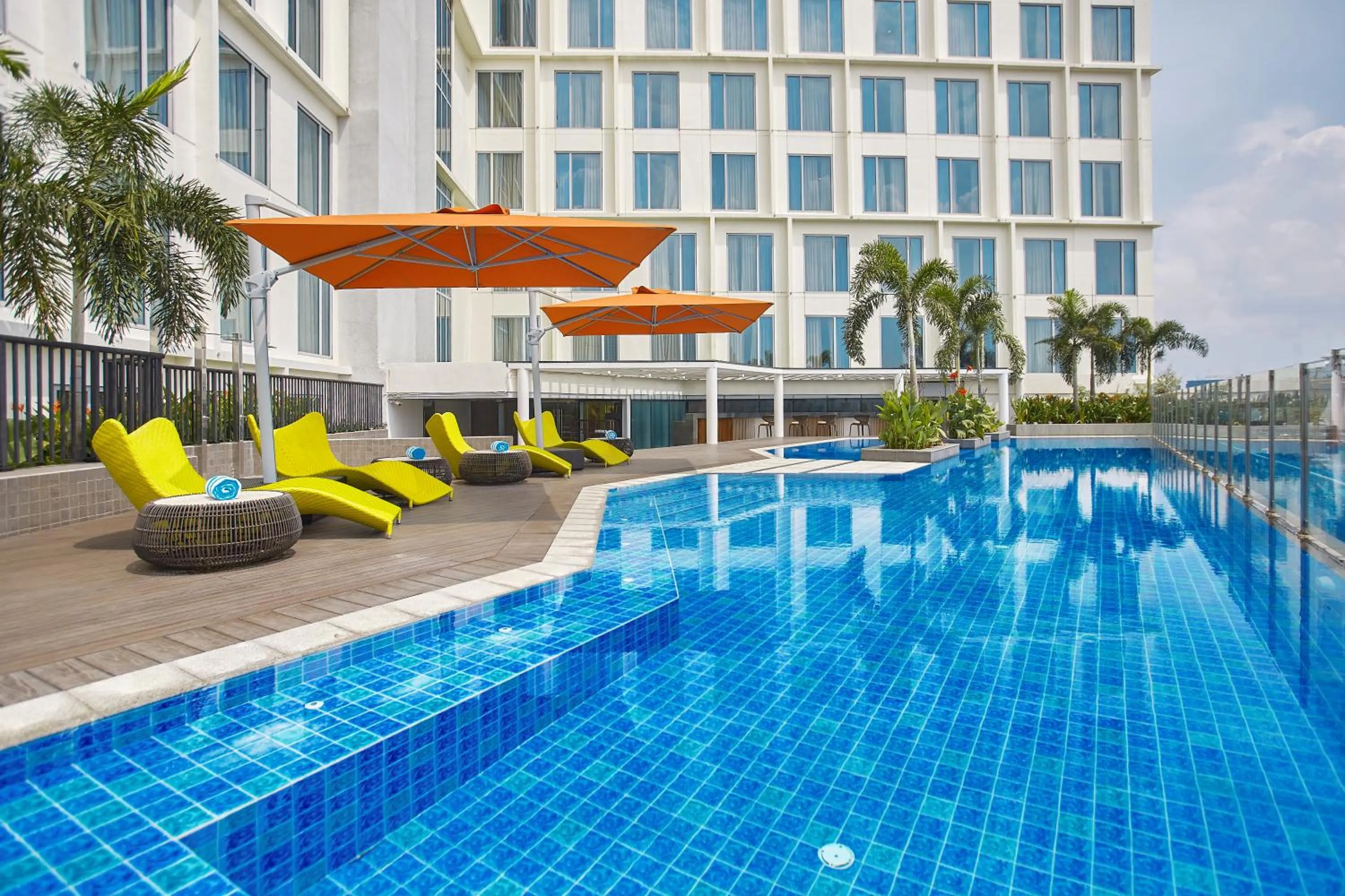 Swimming pool in Kingsford Hotel Manila Bay