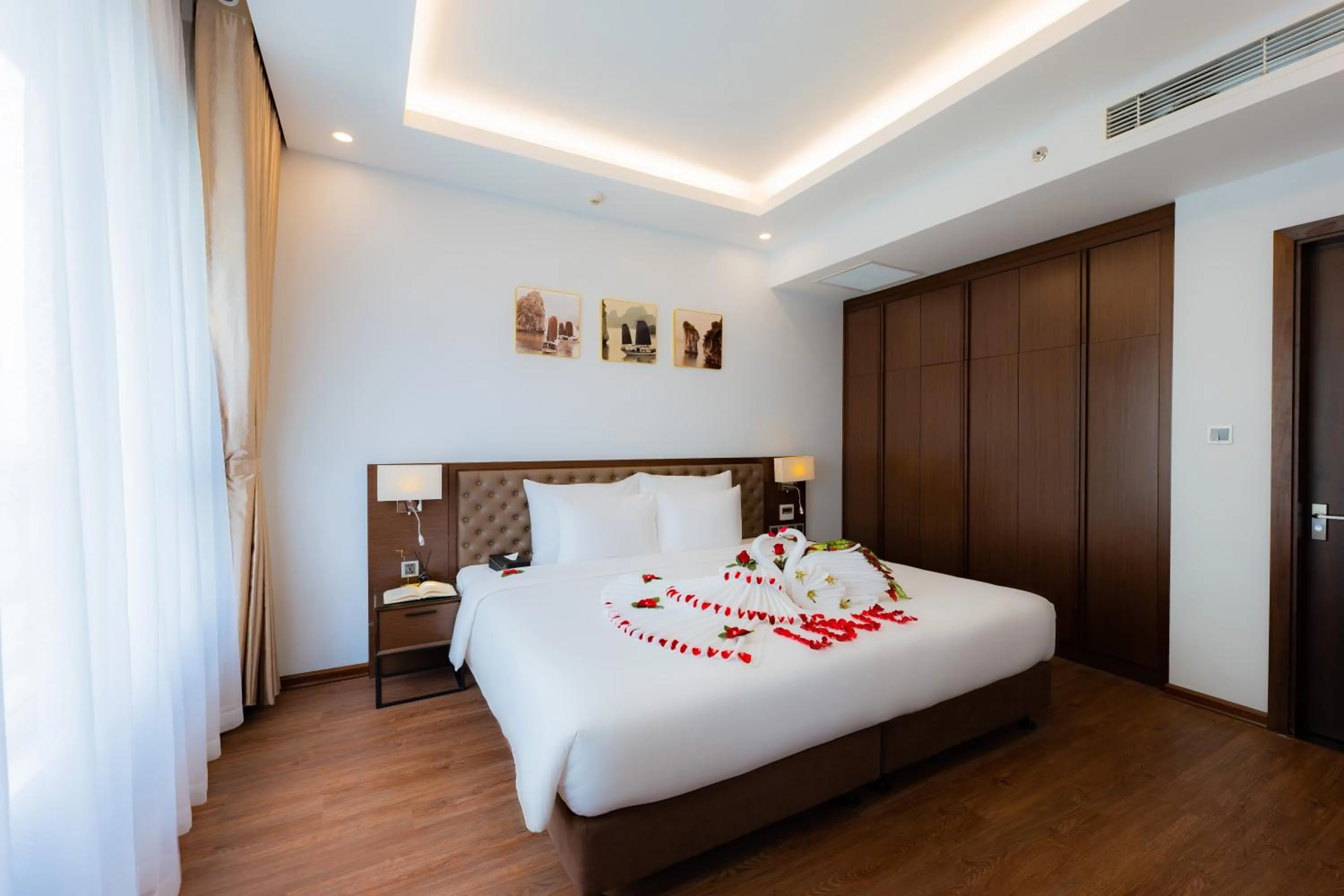 Bed in Hạ Long New Century Hotel