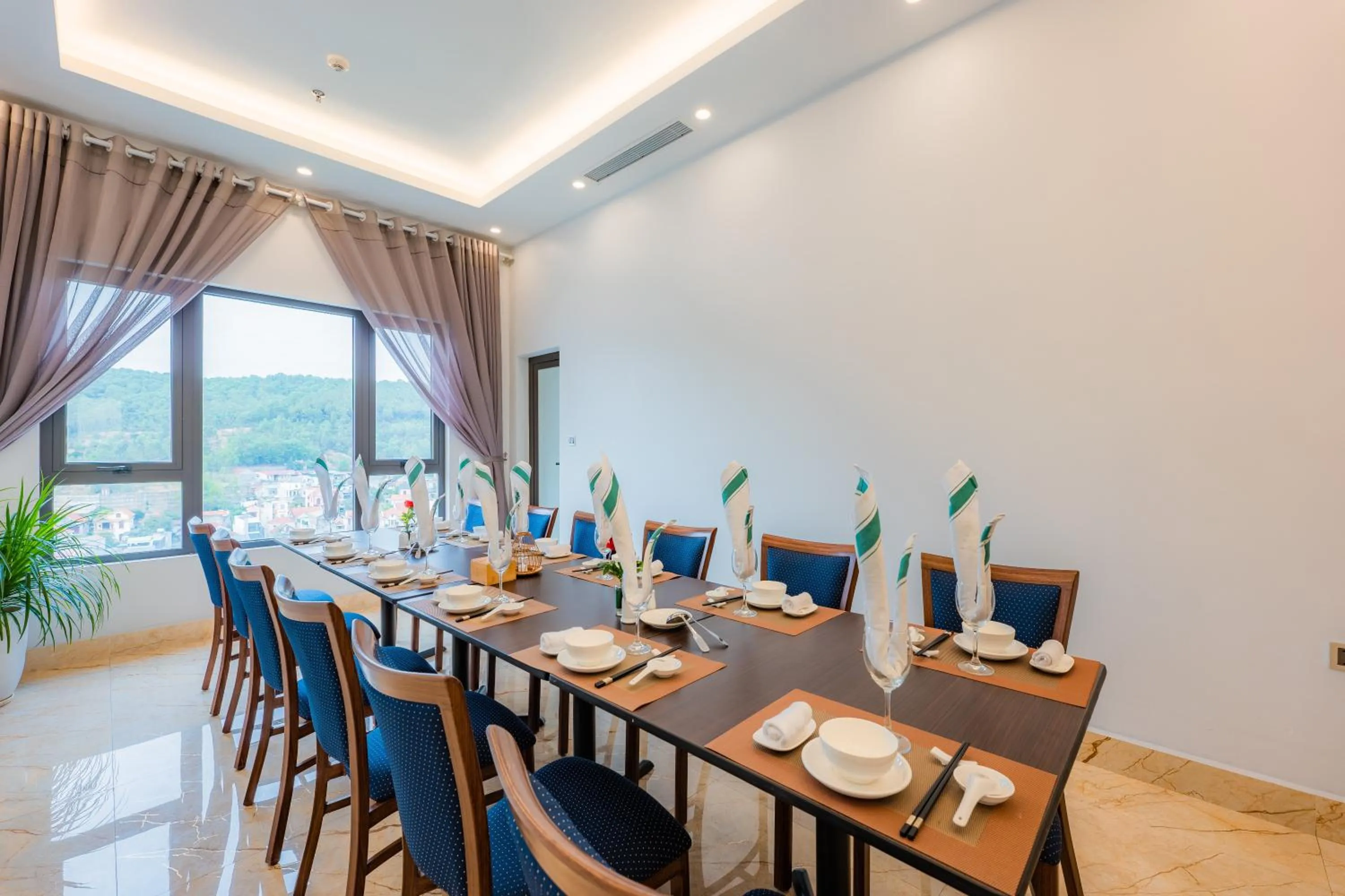 Dining area in Hạ Long New Century Hotel