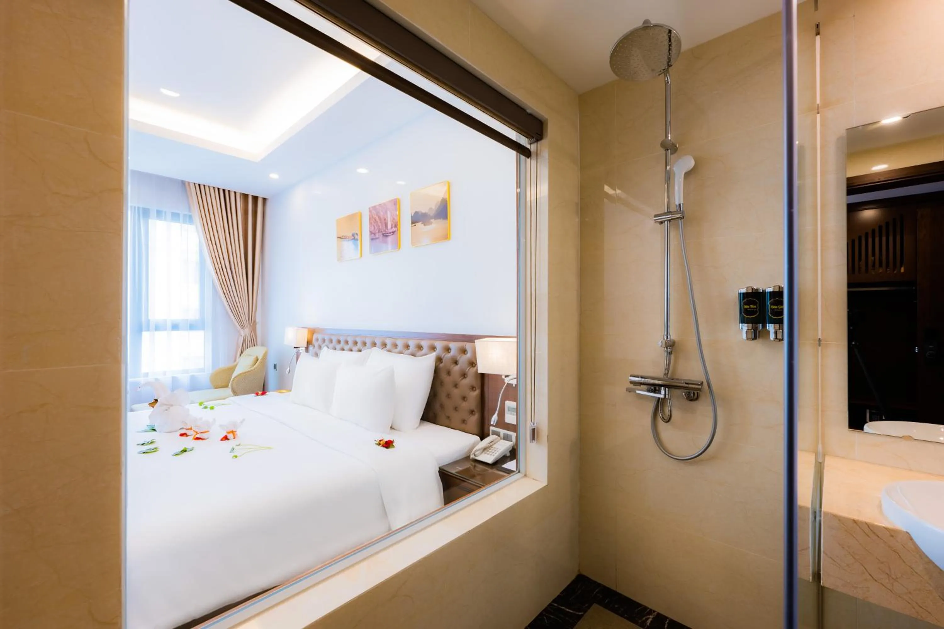 Bed in Hạ Long New Century Hotel