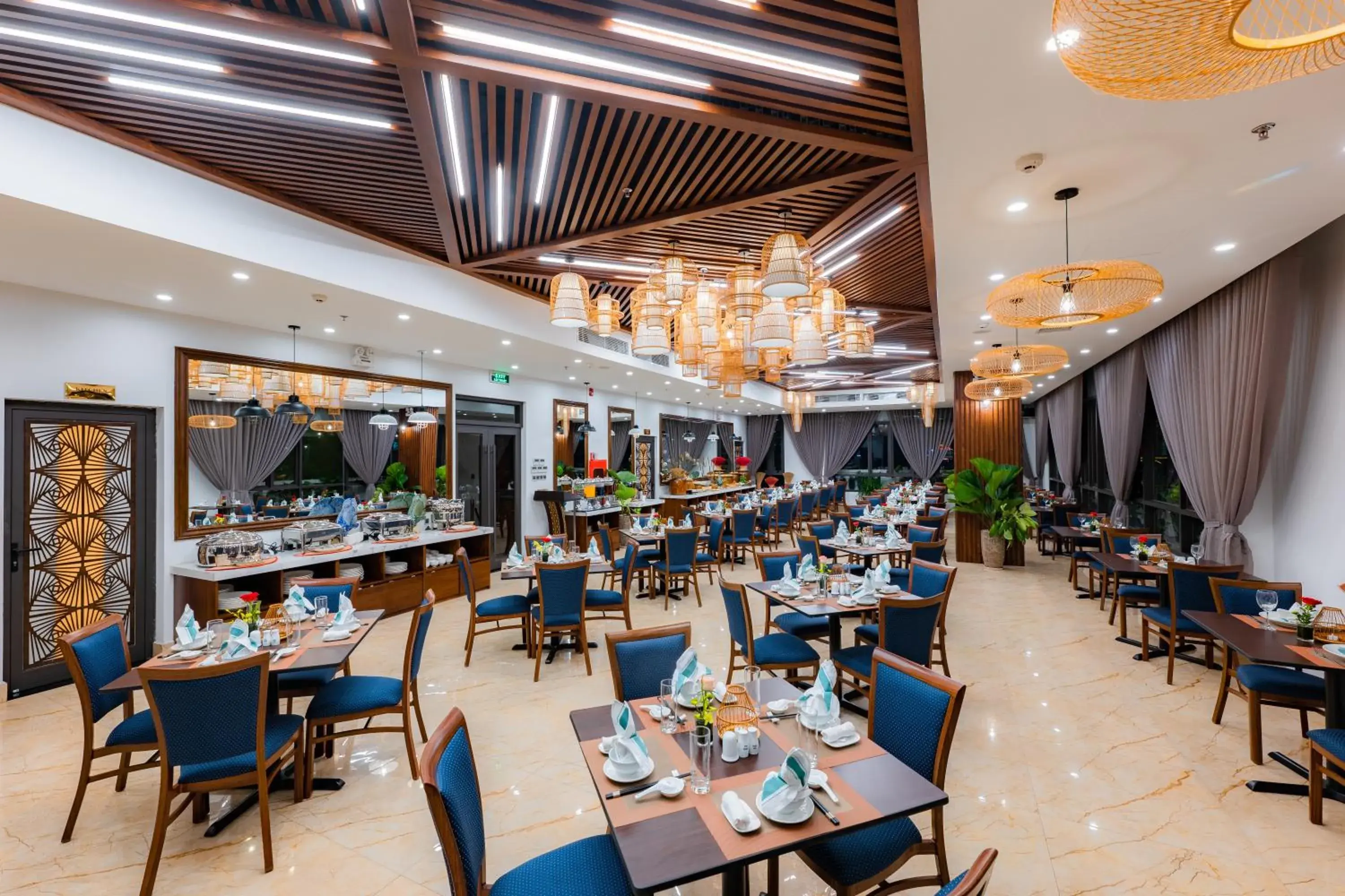 Restaurant/places to eat in Hạ Long New Century Hotel Restaurant/places to eat in Hạ Long New Century Hotel