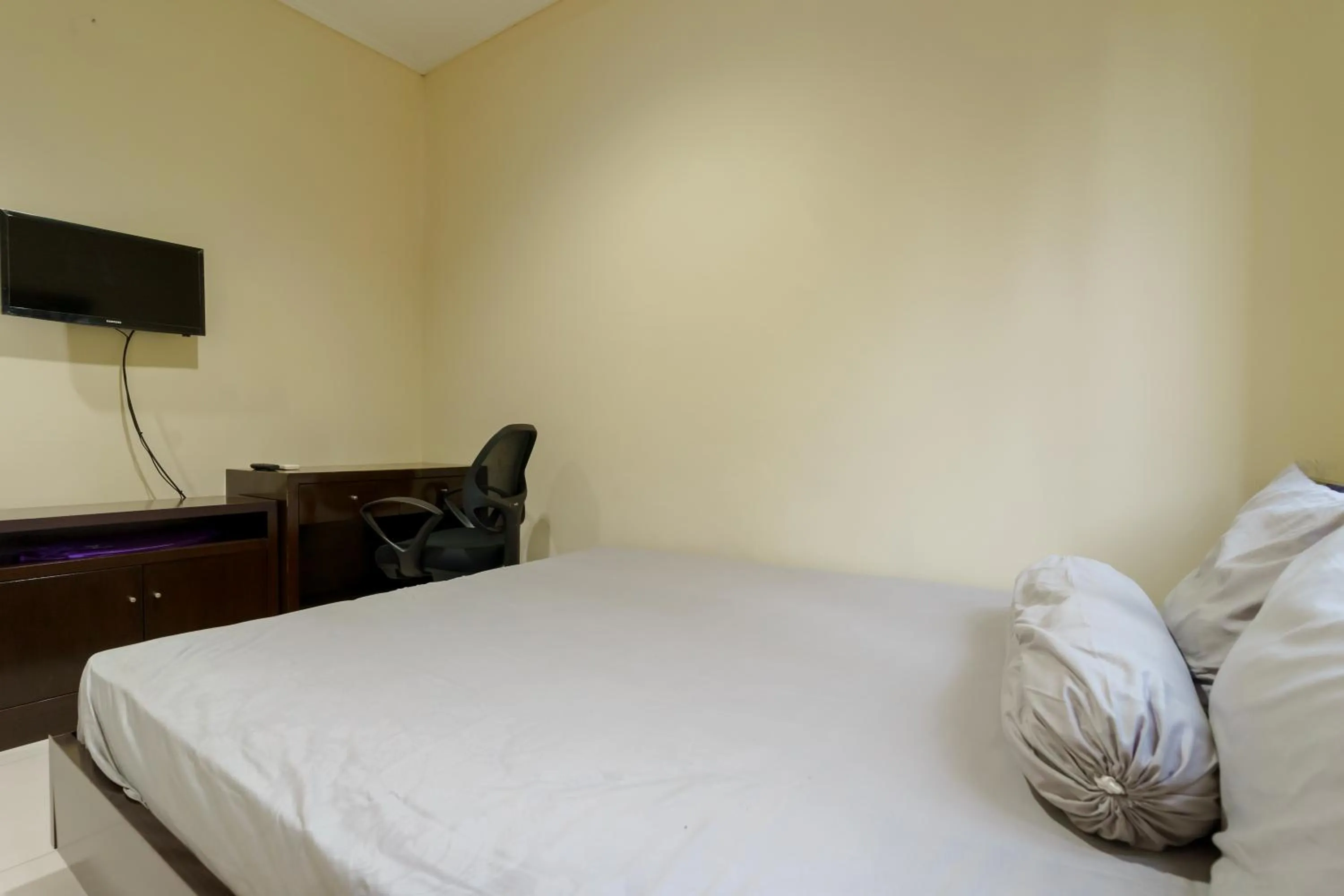 Bed in Dago Suites Syariah Cikarang Mitra RedDoorz