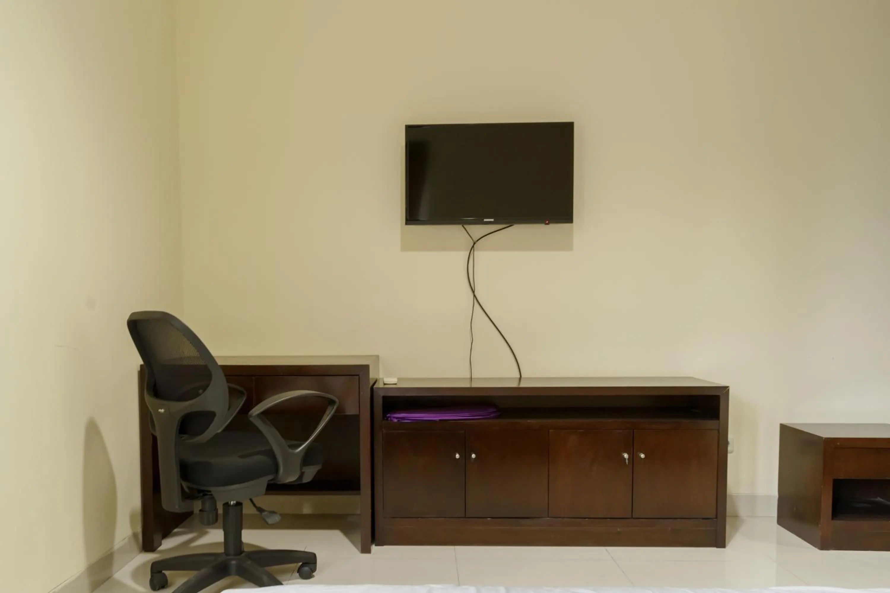 Communal lounge/ TV room in Dago Suites Syariah Cikarang Mitra RedDoorz