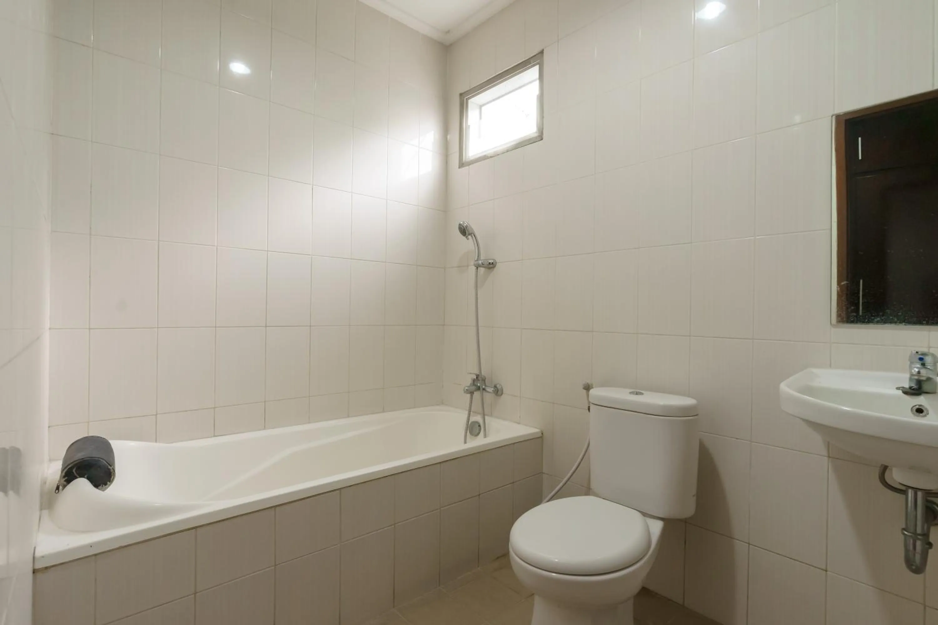Bathroom in Dago Suites Syariah Cikarang Mitra RedDoorz