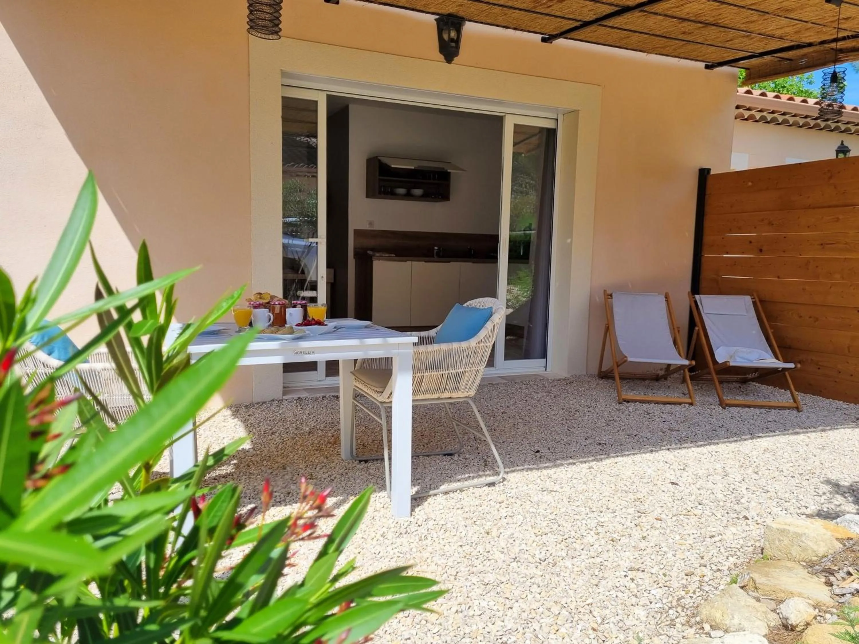 Balcony/Terrace in Cosy en Provence - Piscine chauffée de mai à septembre