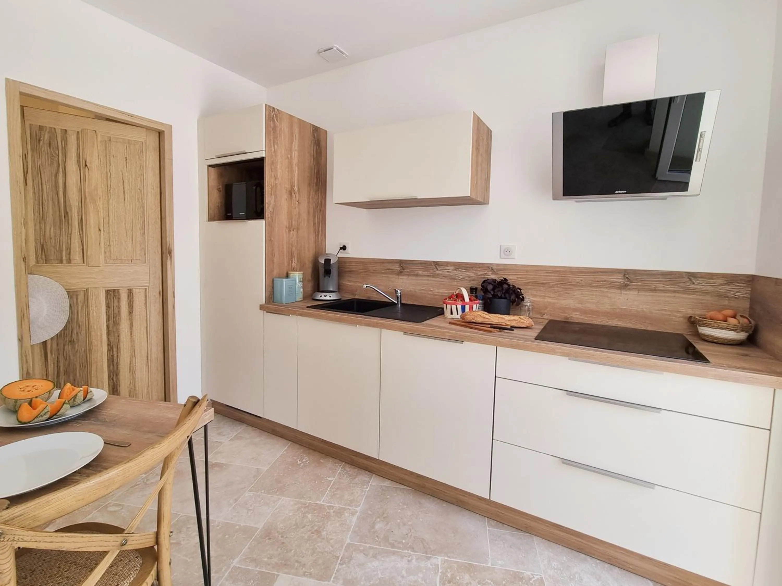 Kitchen or kitchenette in Cosy en Provence - Piscine chauffée de mai à septembre