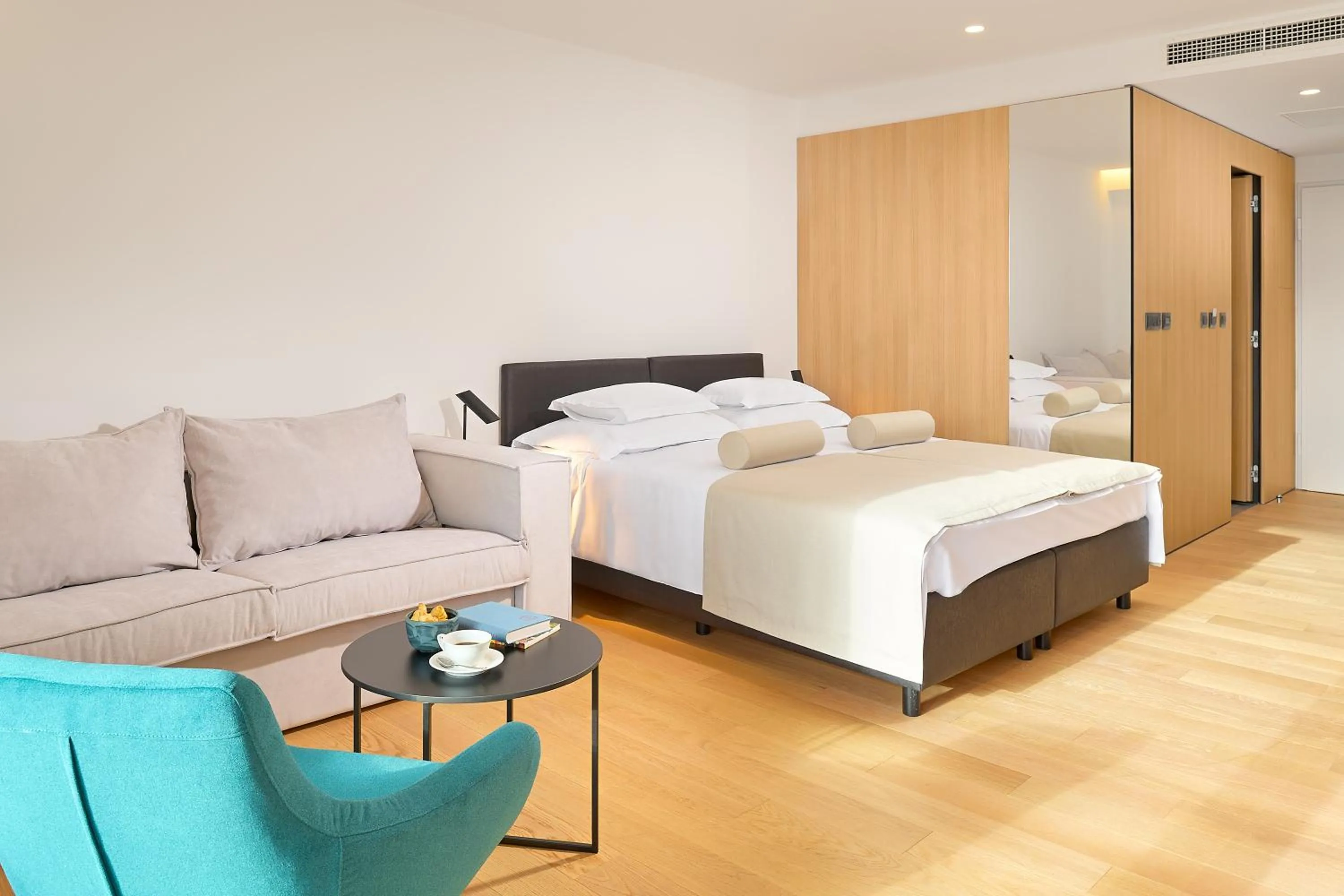 Photo of the whole room, Bed in Amphora's Garden