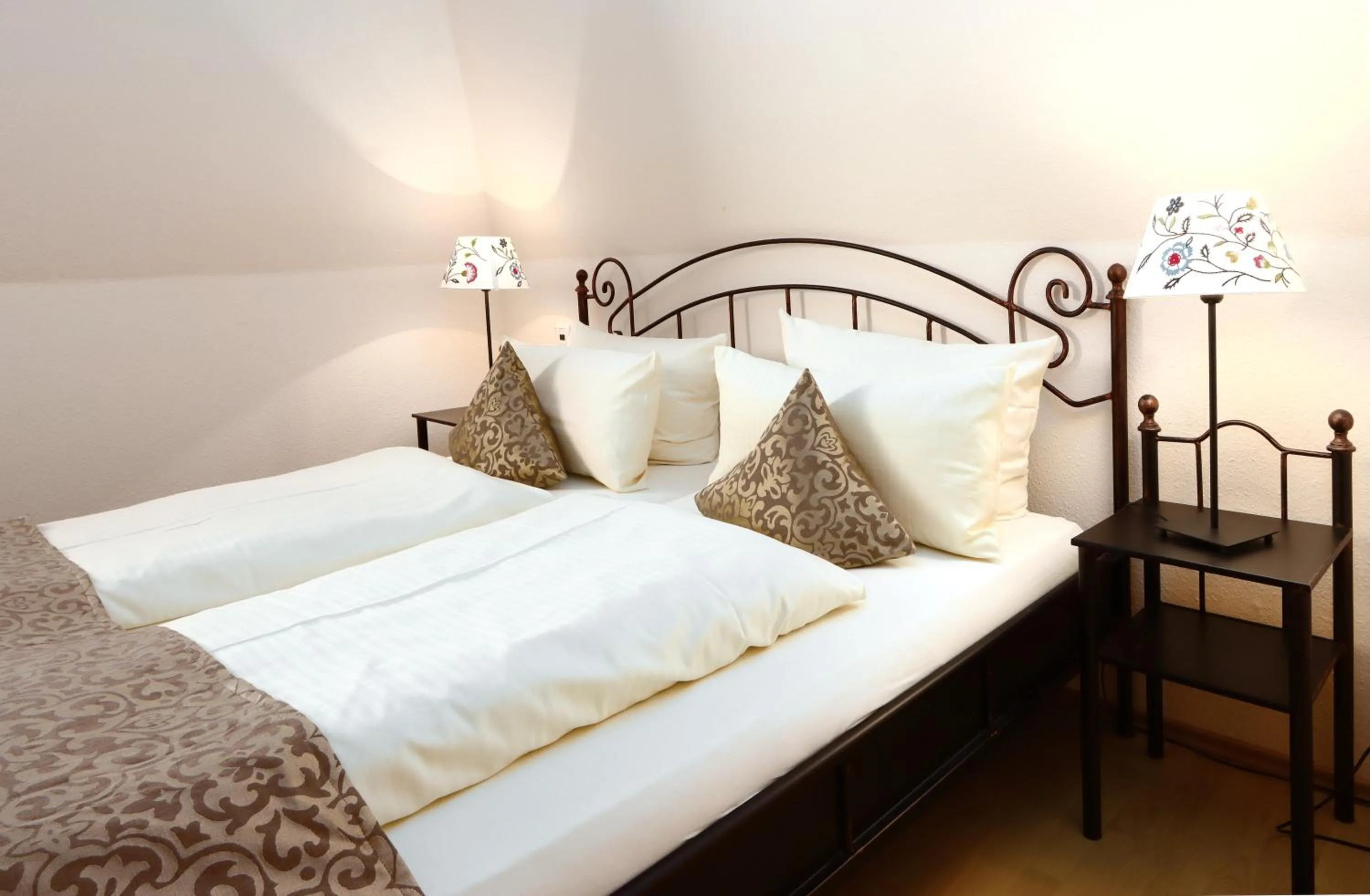Bedroom, Bed in Parkhotel Flora