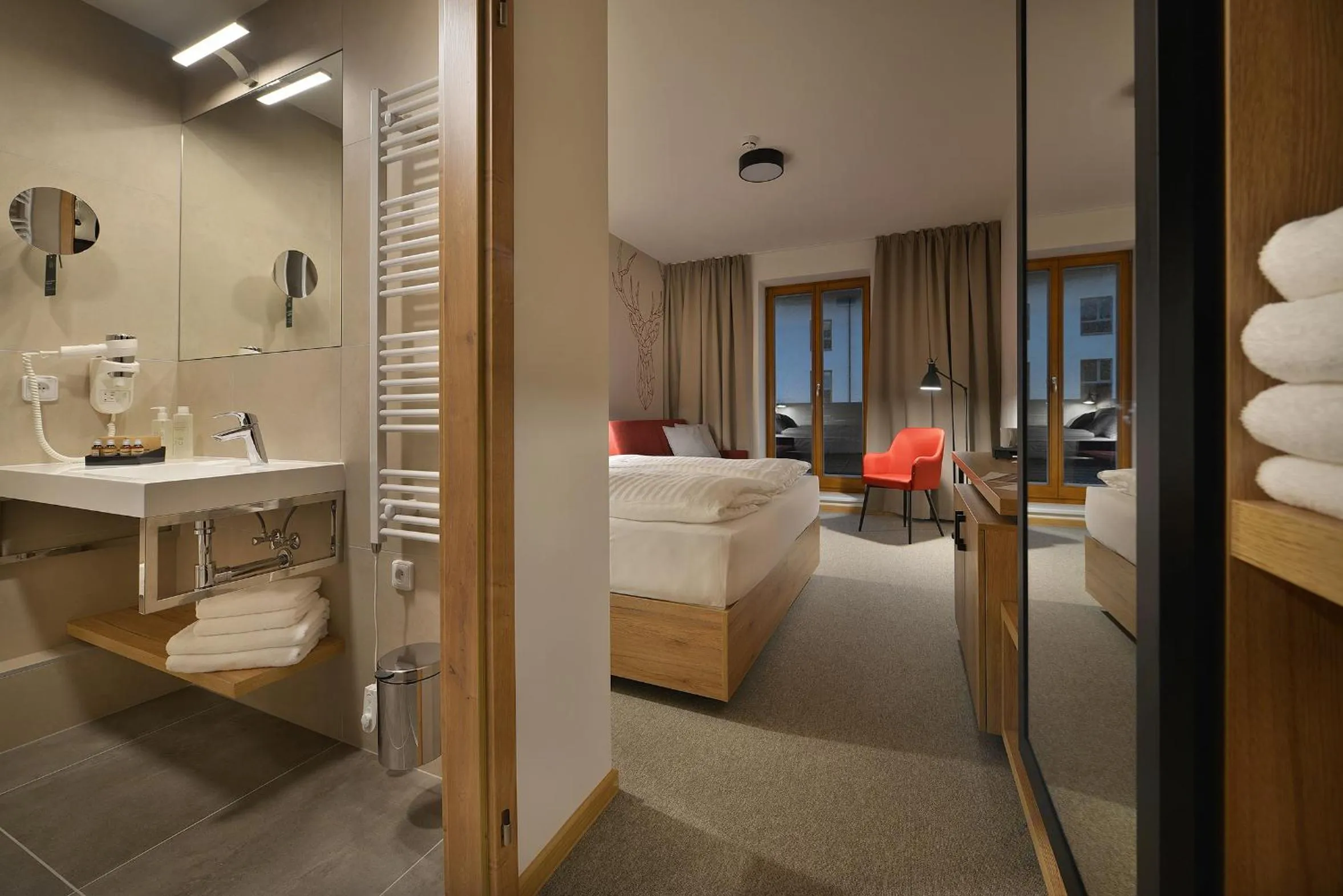 Bathroom, Bed in Hotel Element