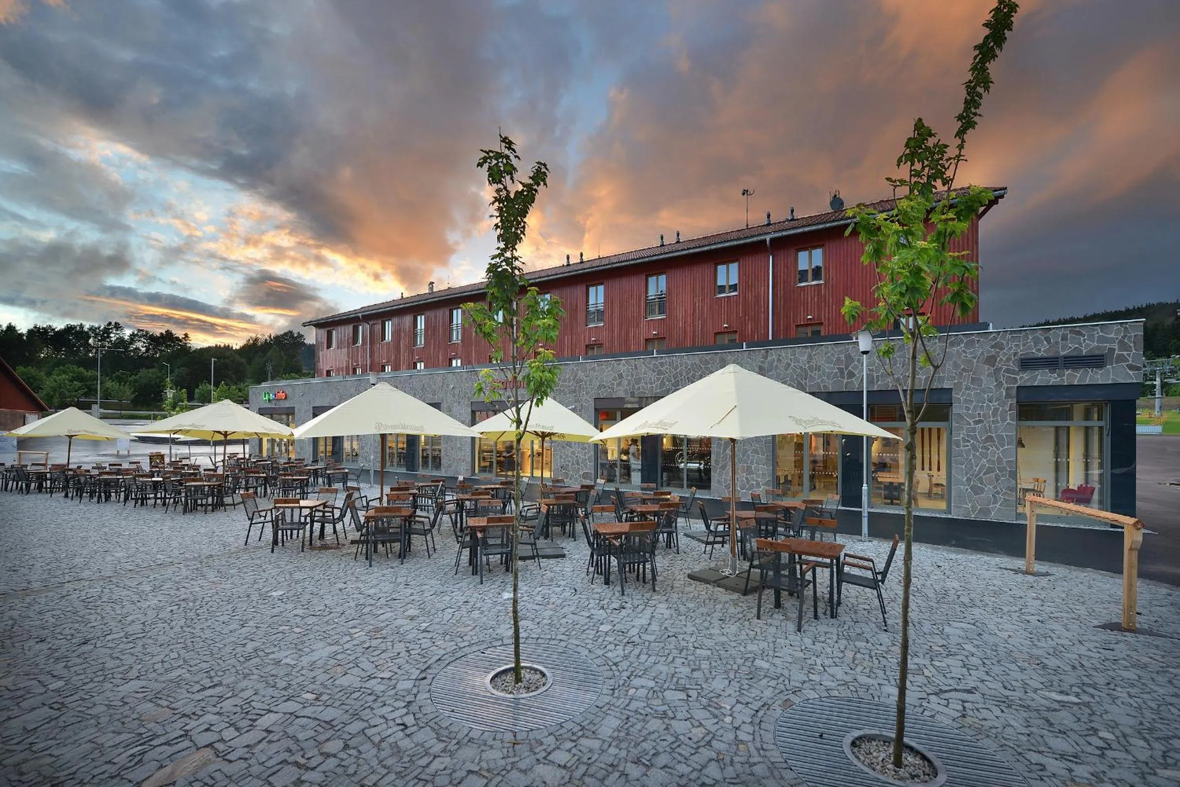 Restaurant/places to eat in Hotel Element