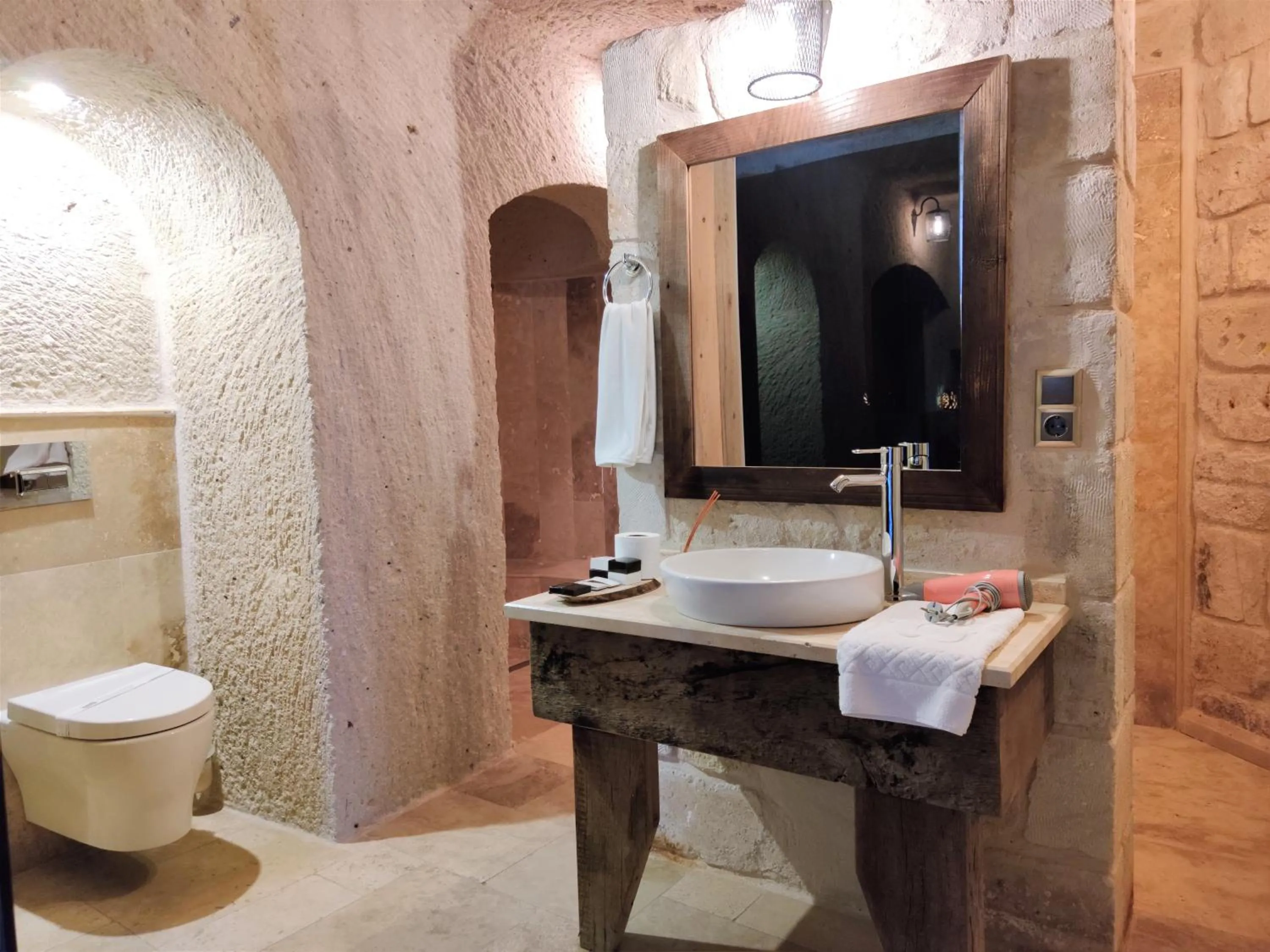 Shower in Nox Cave Hotel Special Class