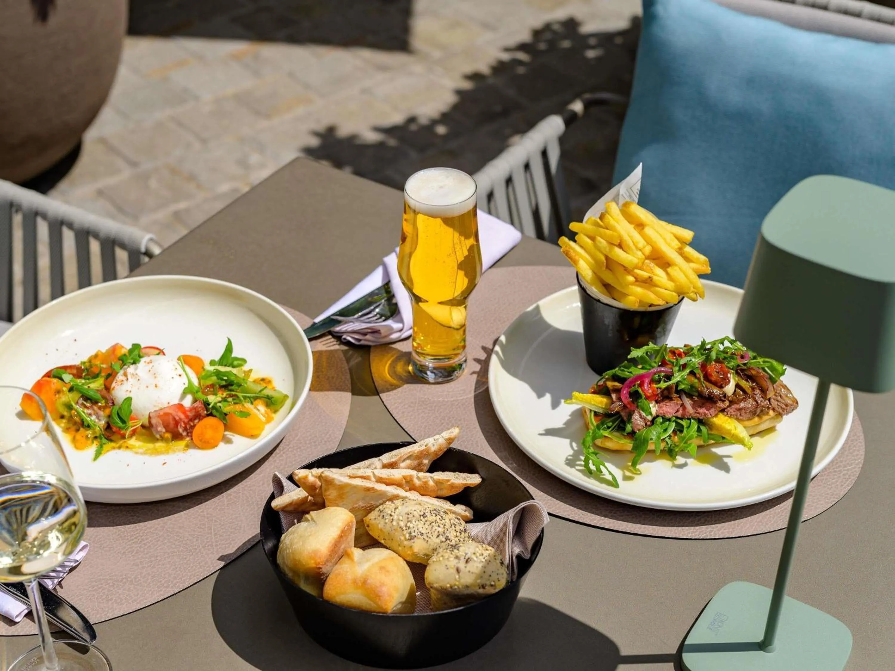 Lounge or bar in Mövenpick Hotel Basel