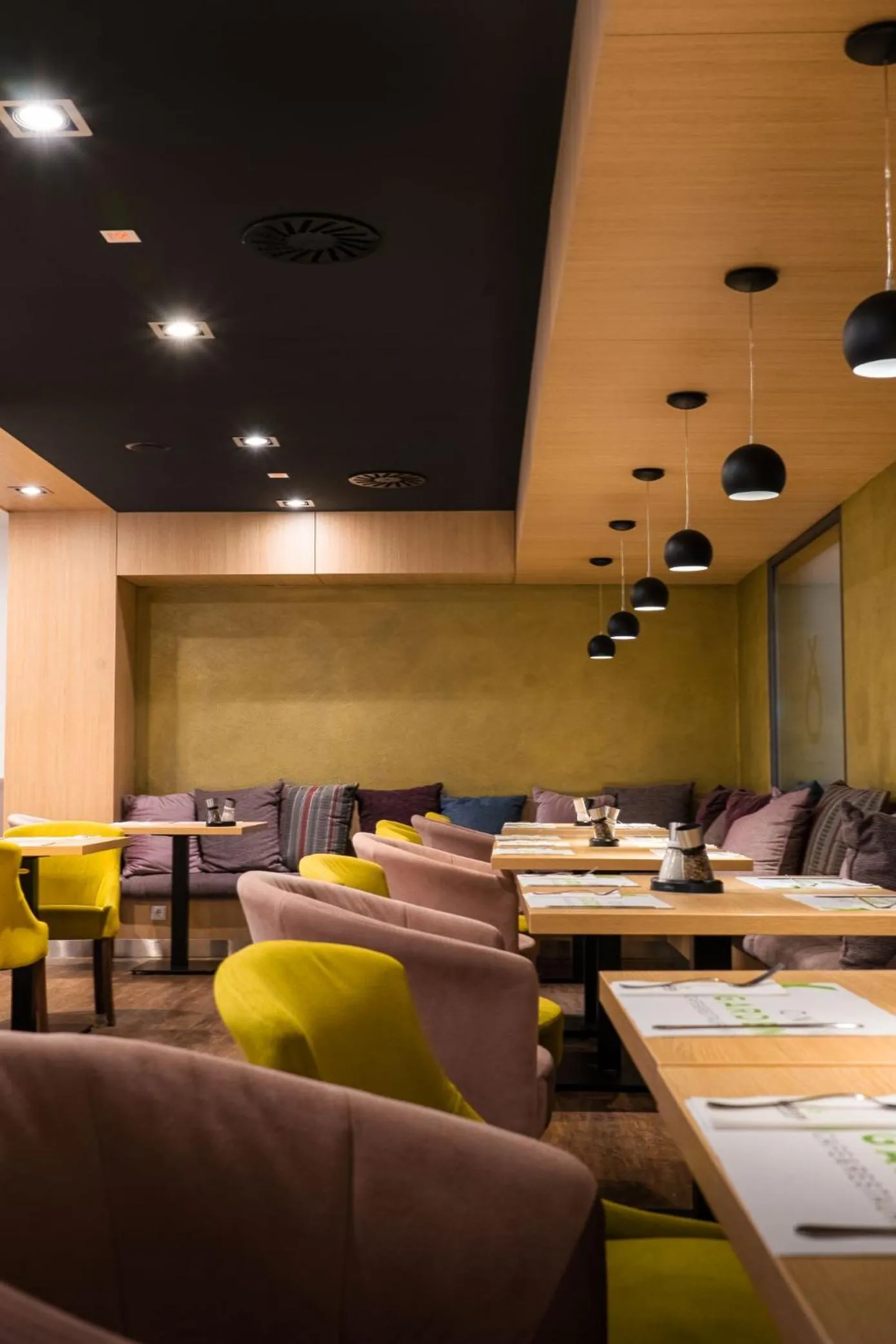 Restaurant/places to eat in R31 Residence