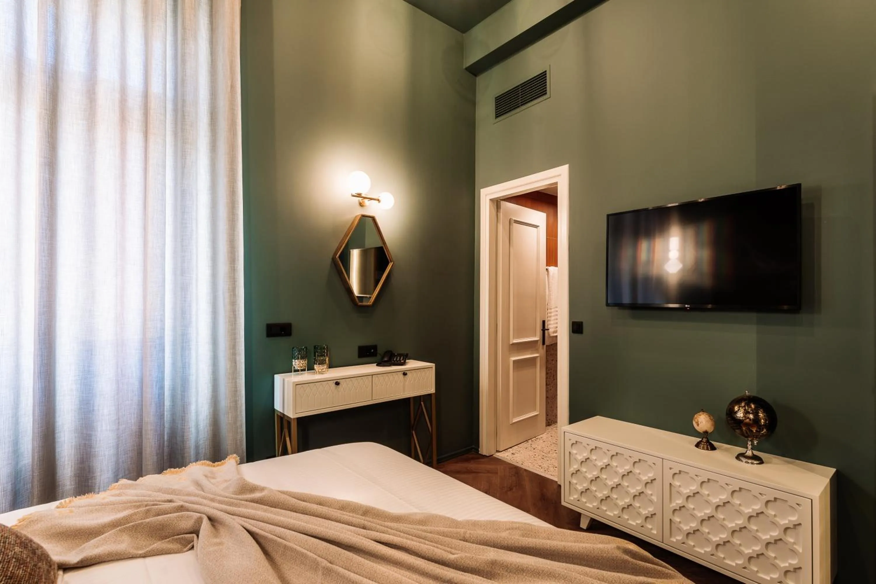 Bed in Espero Royal Stay