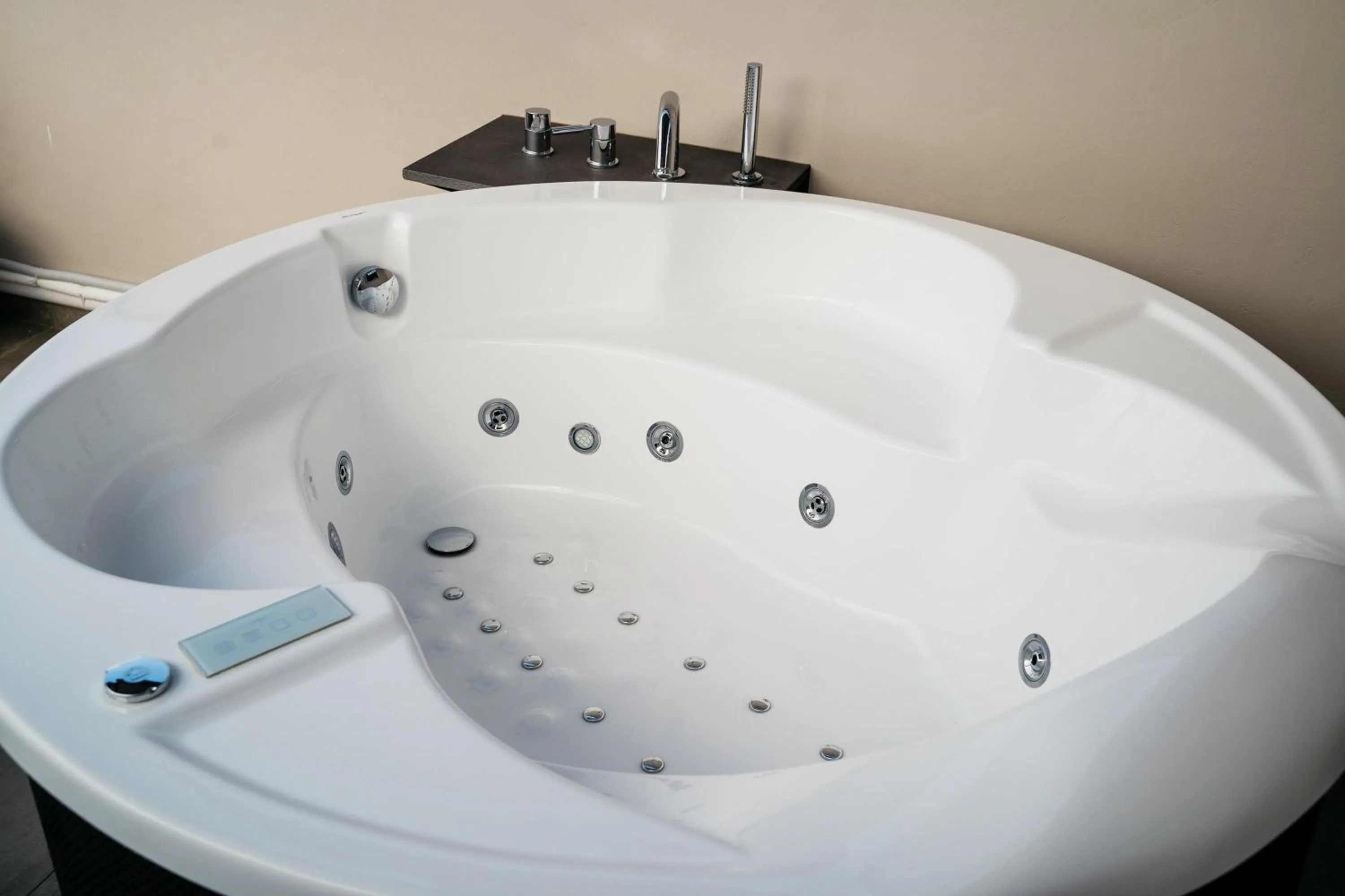 Hot Tub in Espero Royal Stay