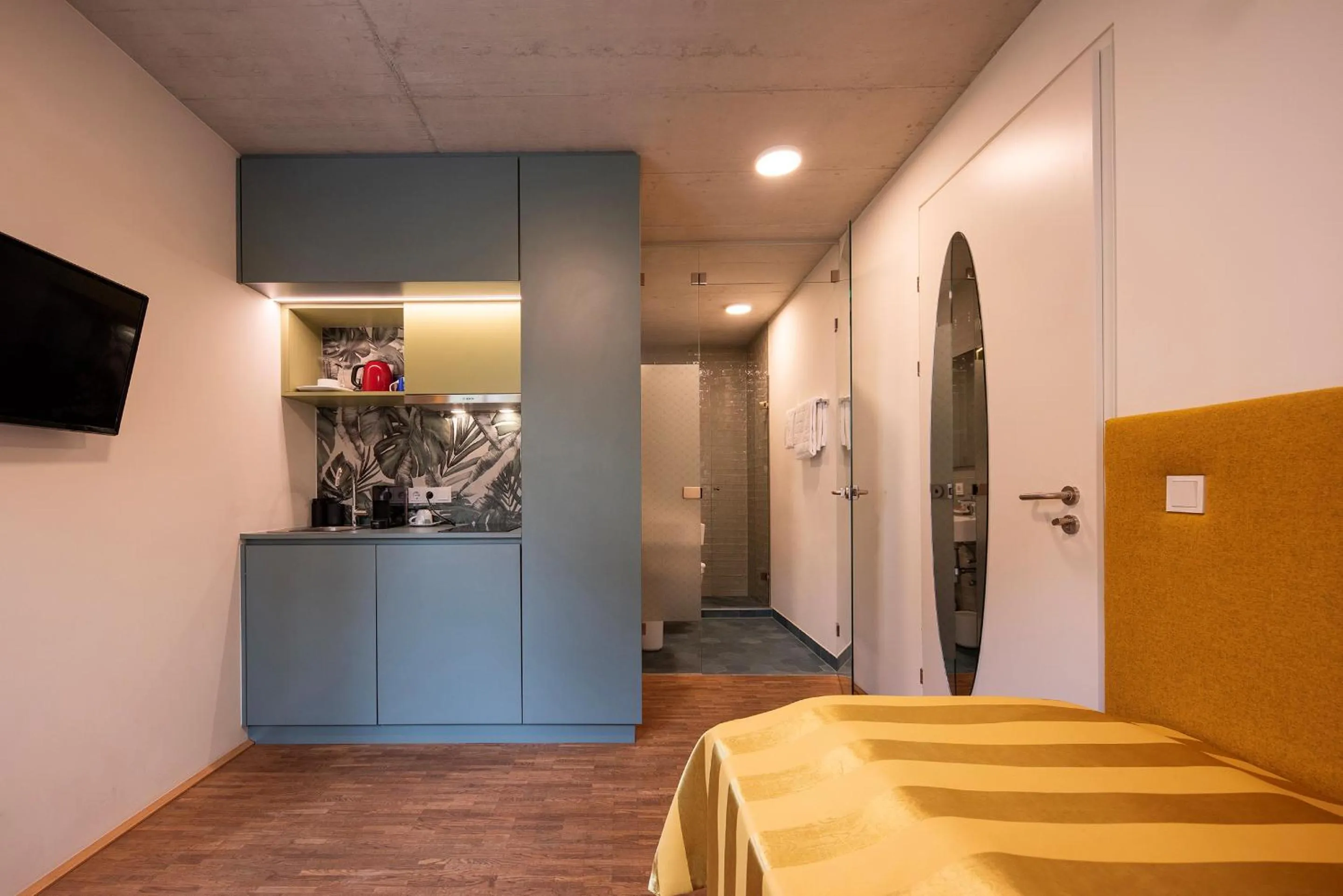 Photo of the whole room, Bed in pradl elf my- apartment