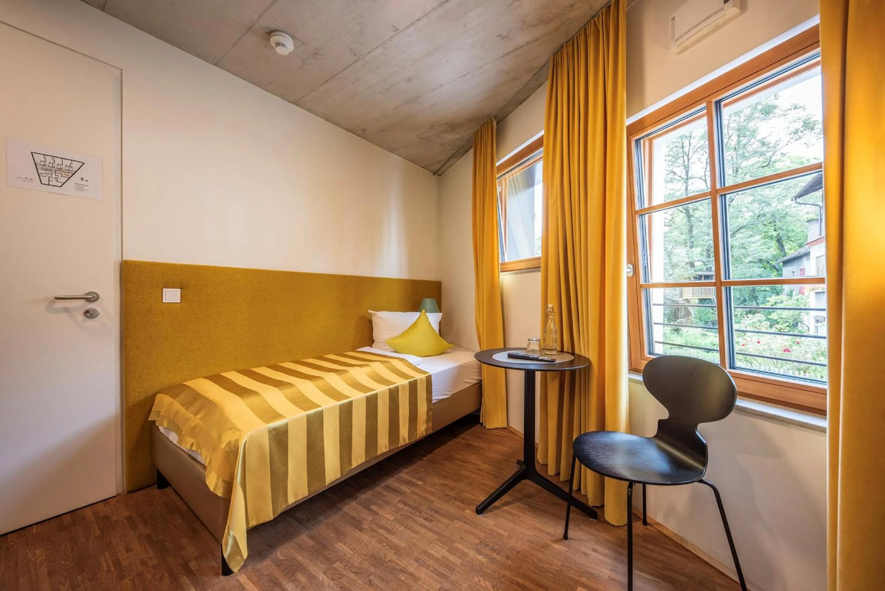 Bed in pradl elf my- apartment