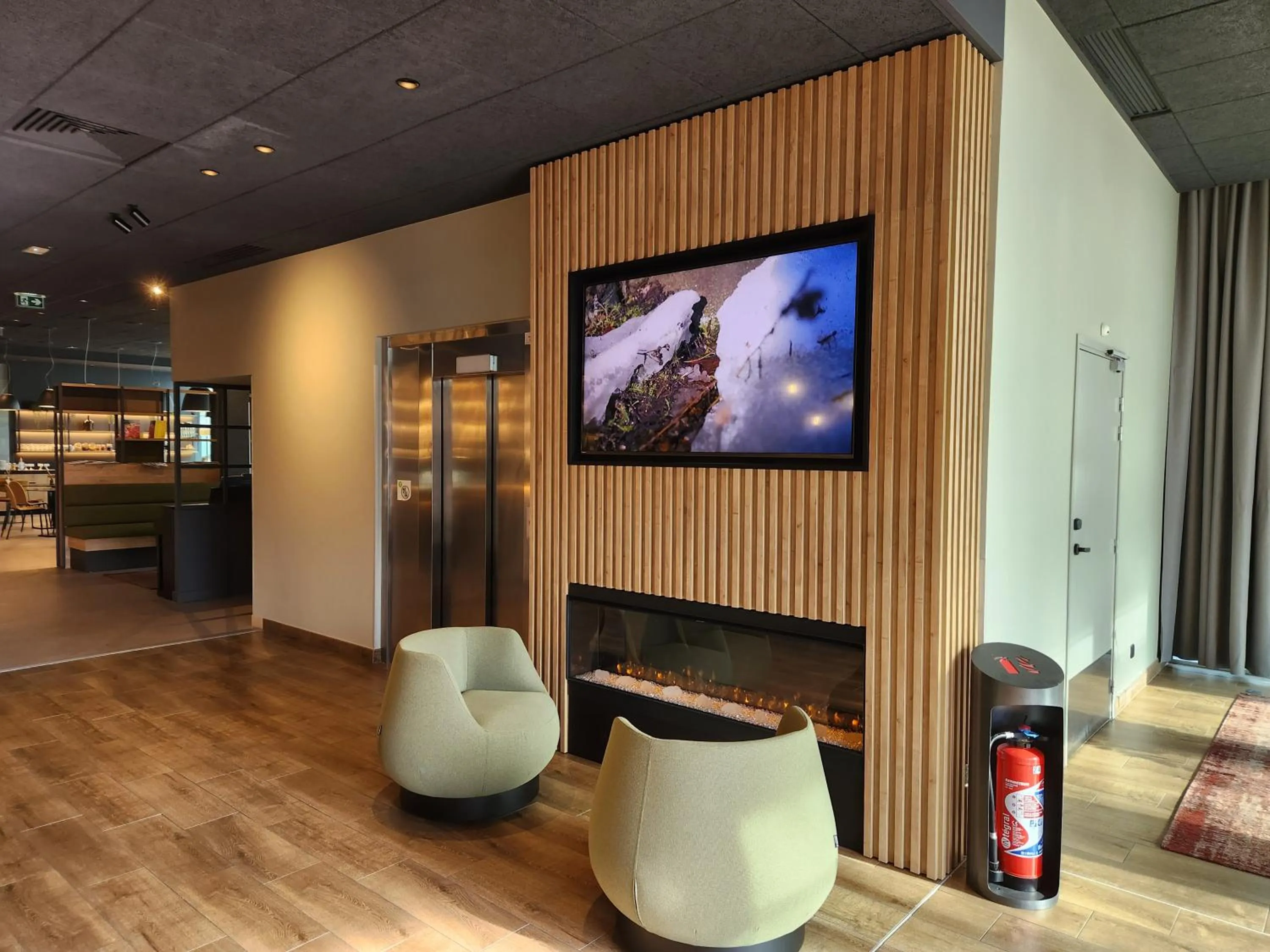 Communal lounge/ TV room in Campanile La Roche Sur Yon Centre Gare