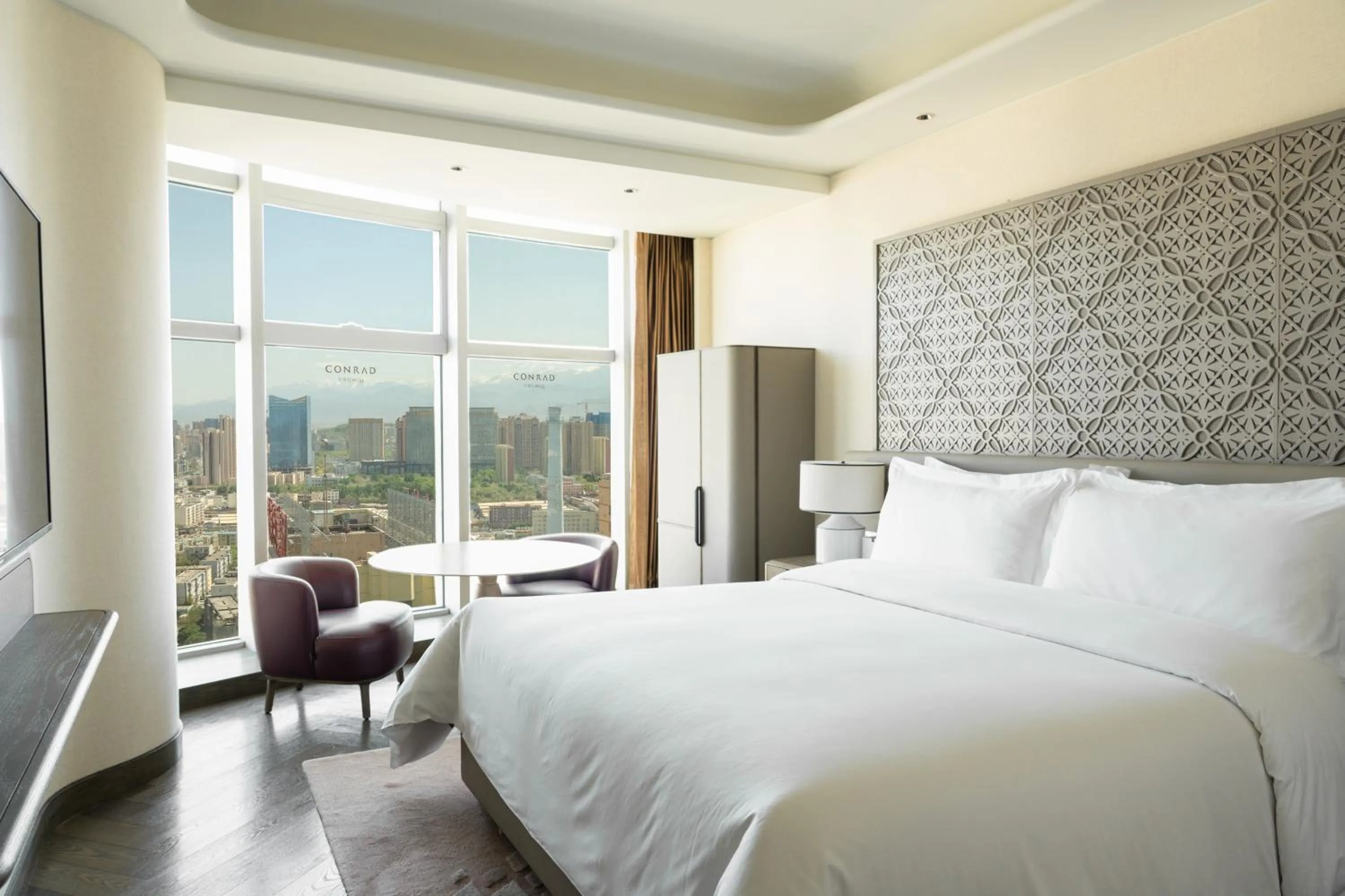 Photo of the whole room, Bed in Conrad Urumqi