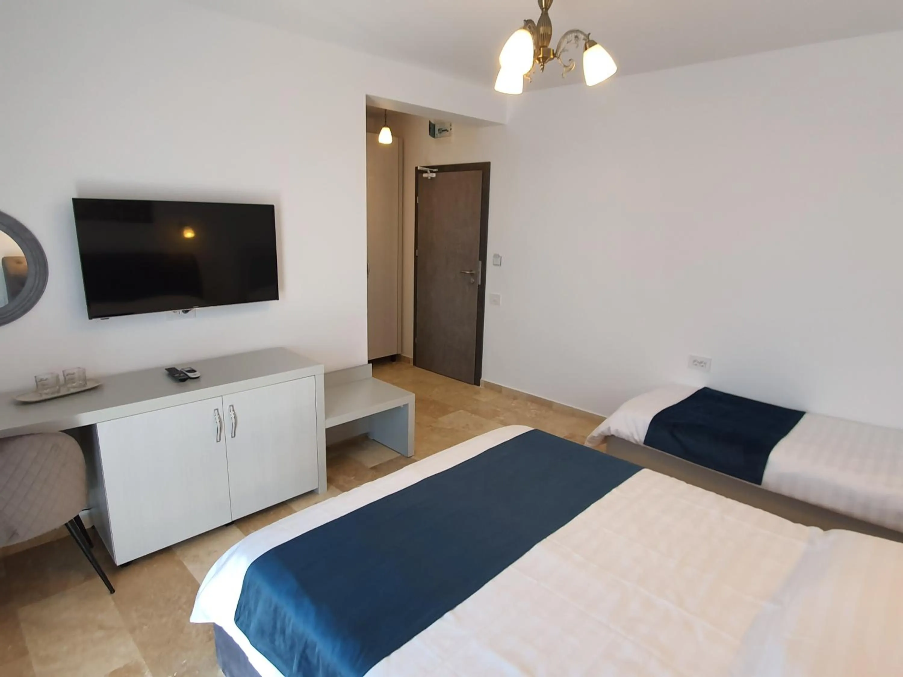 Photo of the whole room, Bed in Roca Del Mar