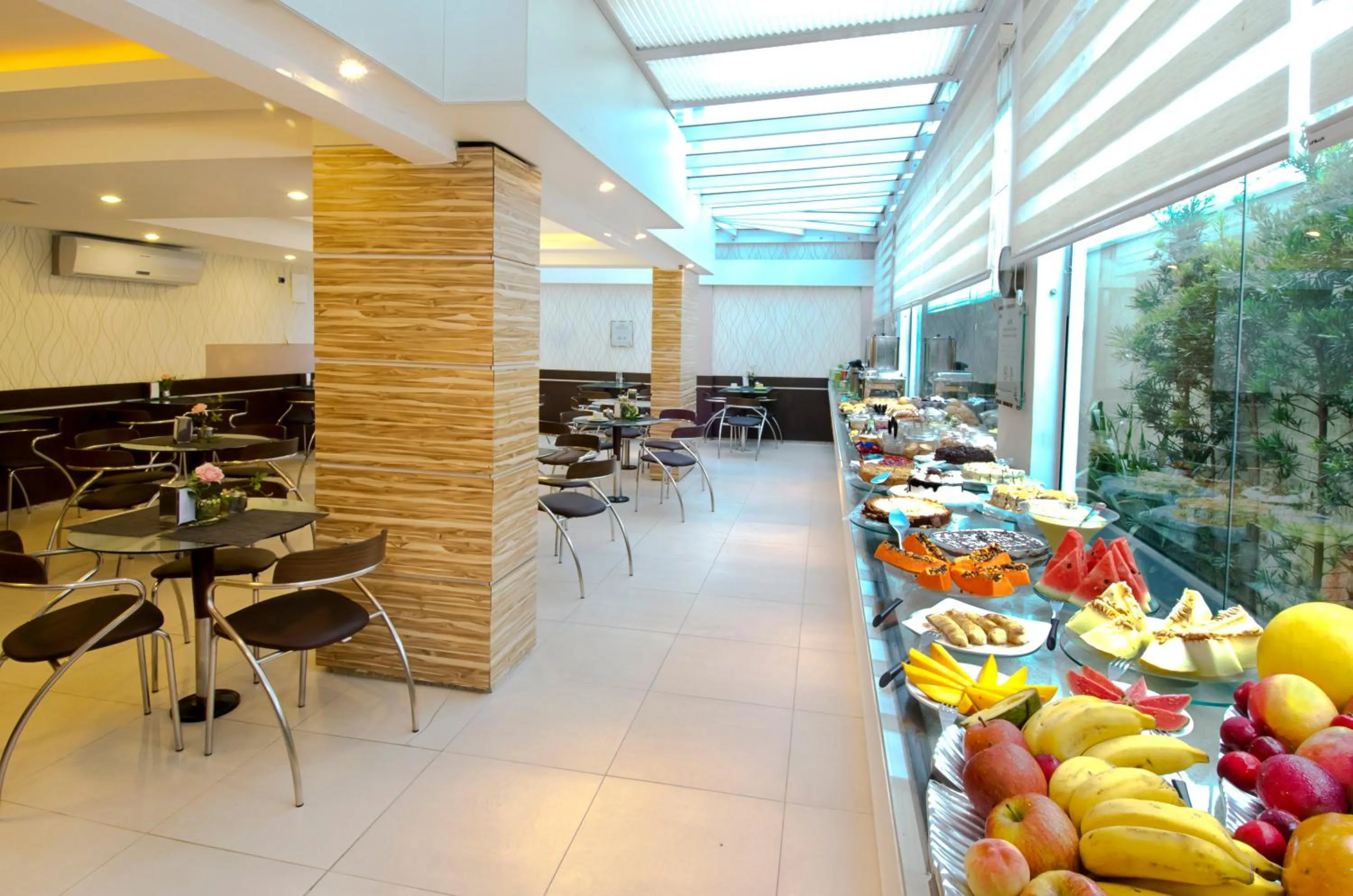 Restaurant/places to eat in Hotel Palmas Executivo