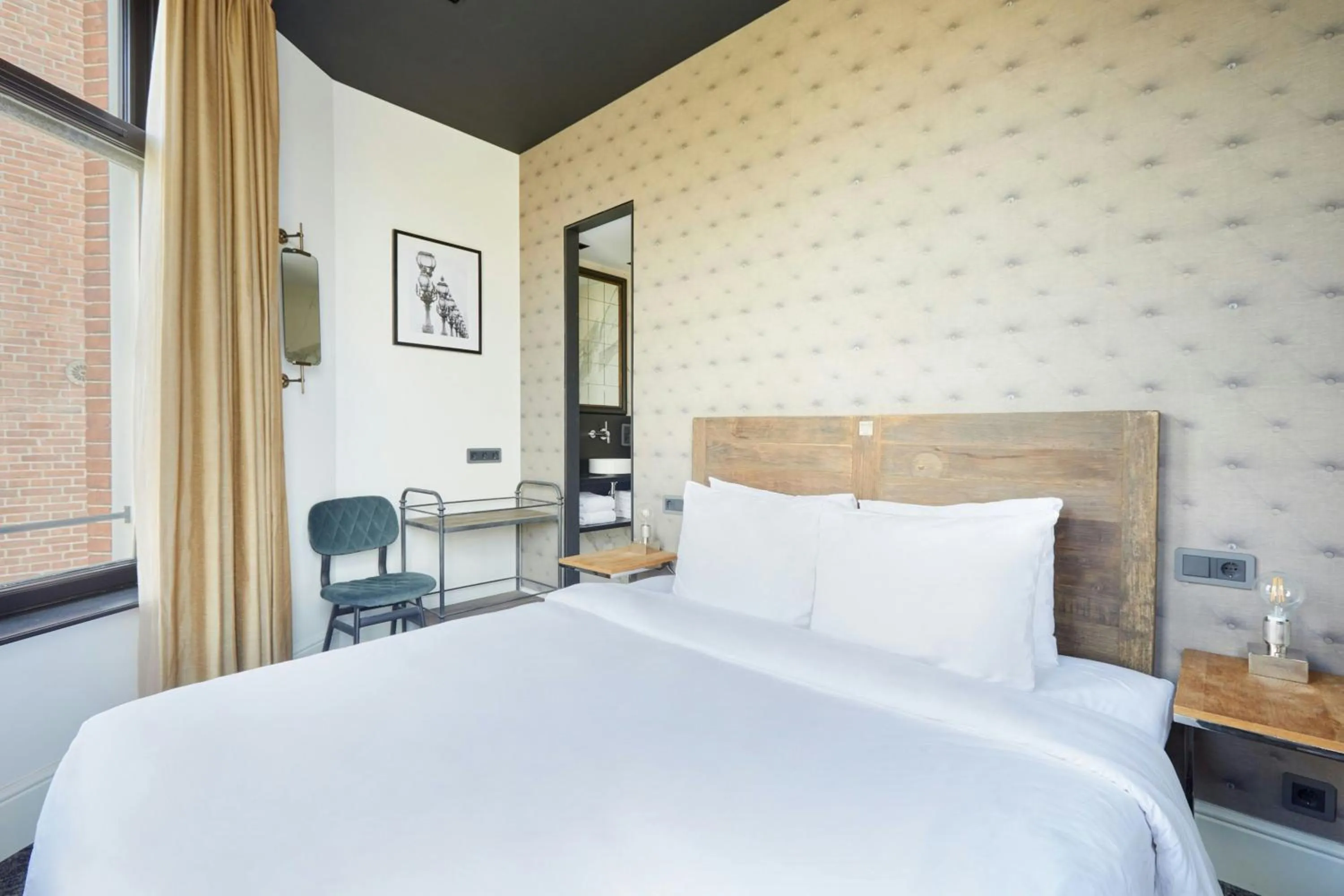 Photo of the whole room, Bed in Park House Hotel Museum Quarter, Sonder by Marriott Bonvoy