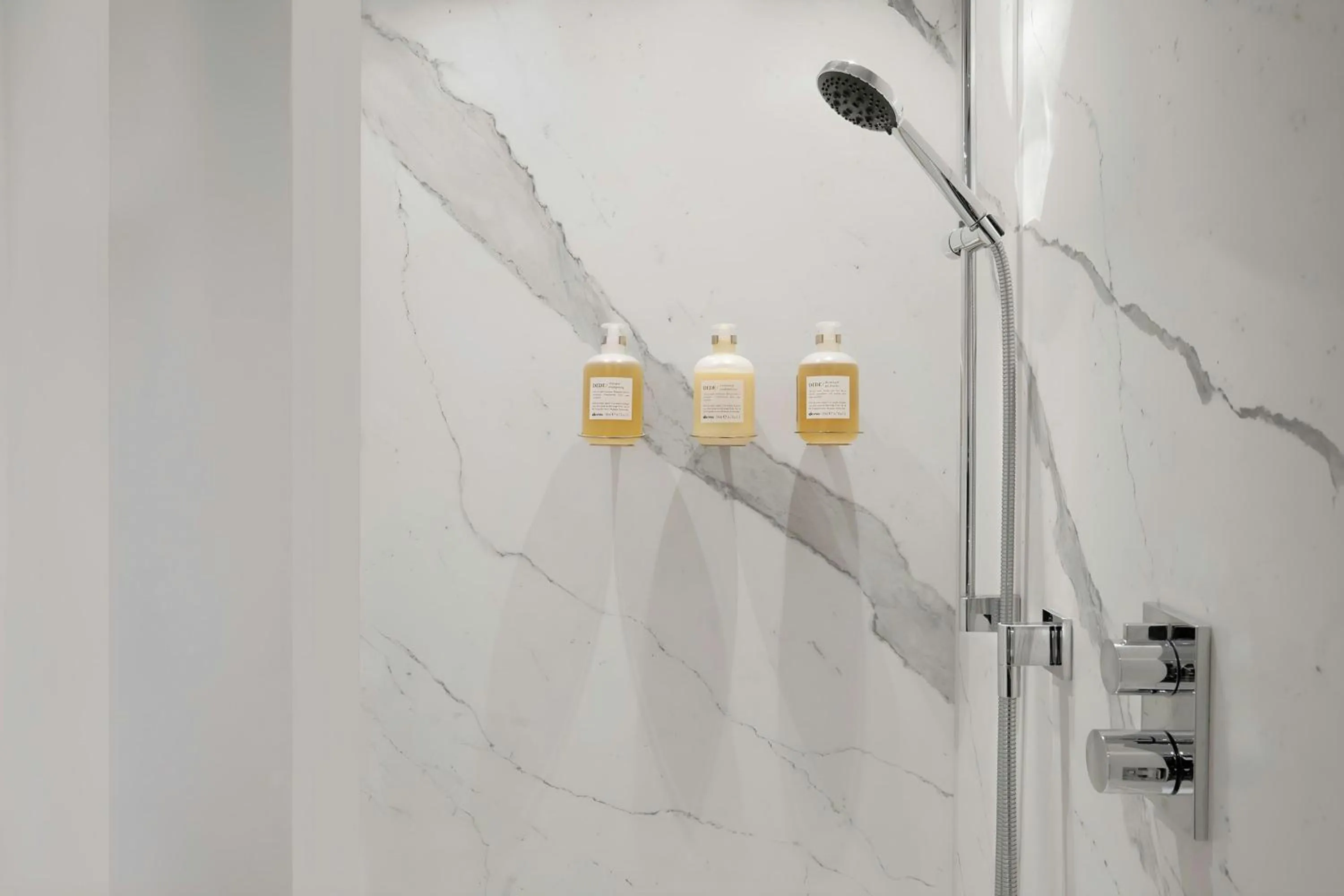 Bathroom in Park House Hotel Museum Quarter, Sonder by Marriott Bonvoy