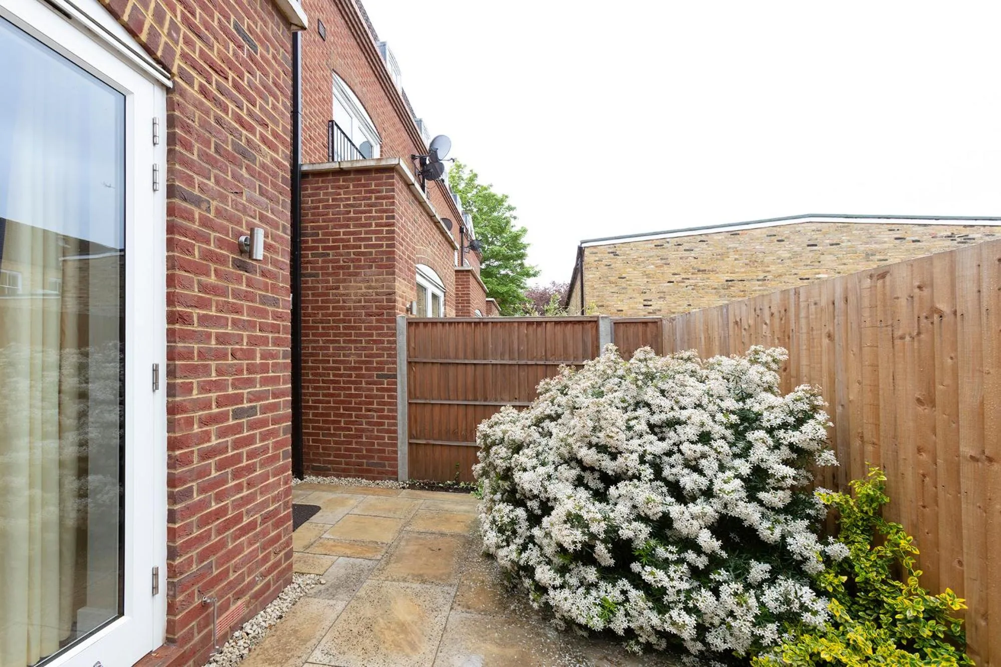 Immaculate Central Windsor Town House with parking