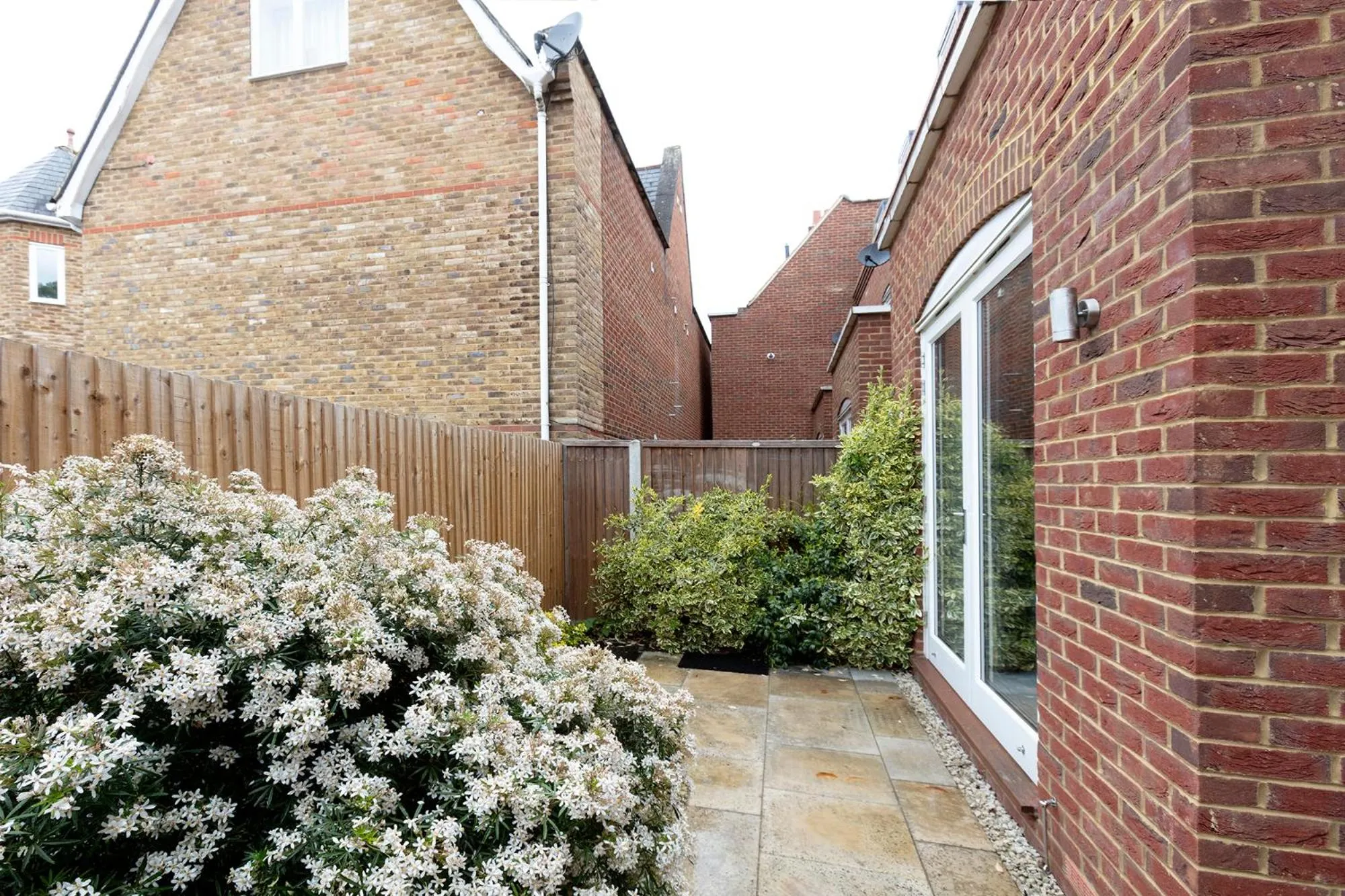 Immaculate Central Windsor Town House with parking