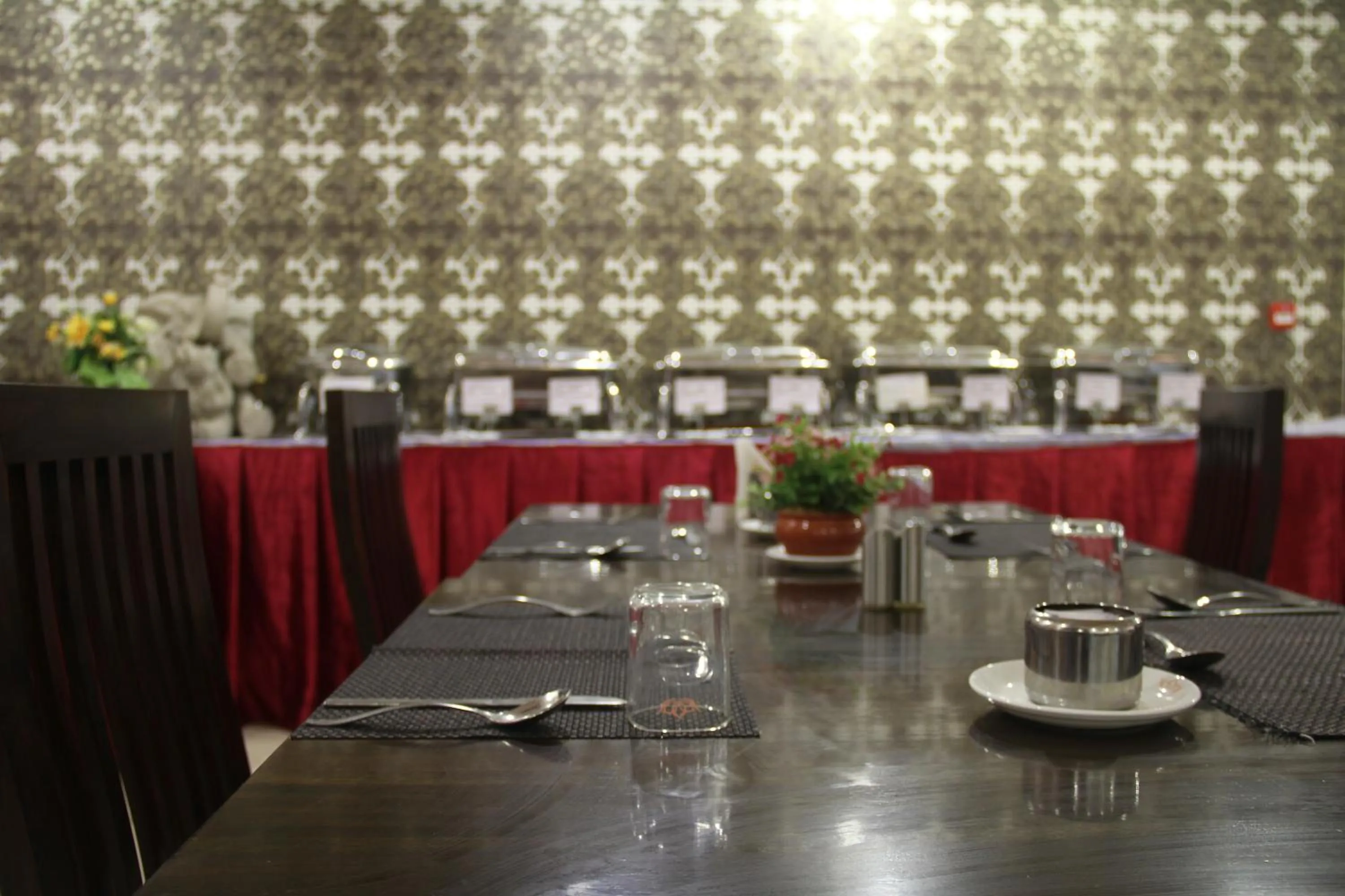 Restaurant/places to eat in Lakshmi Hotel