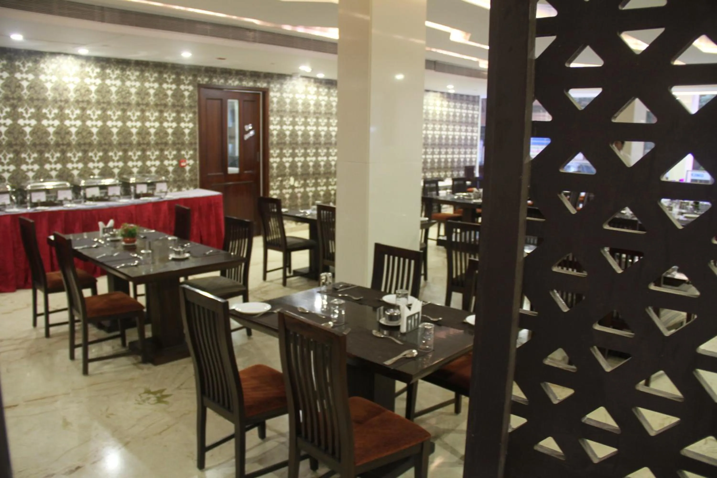 Restaurant/places to eat in Lakshmi Hotel