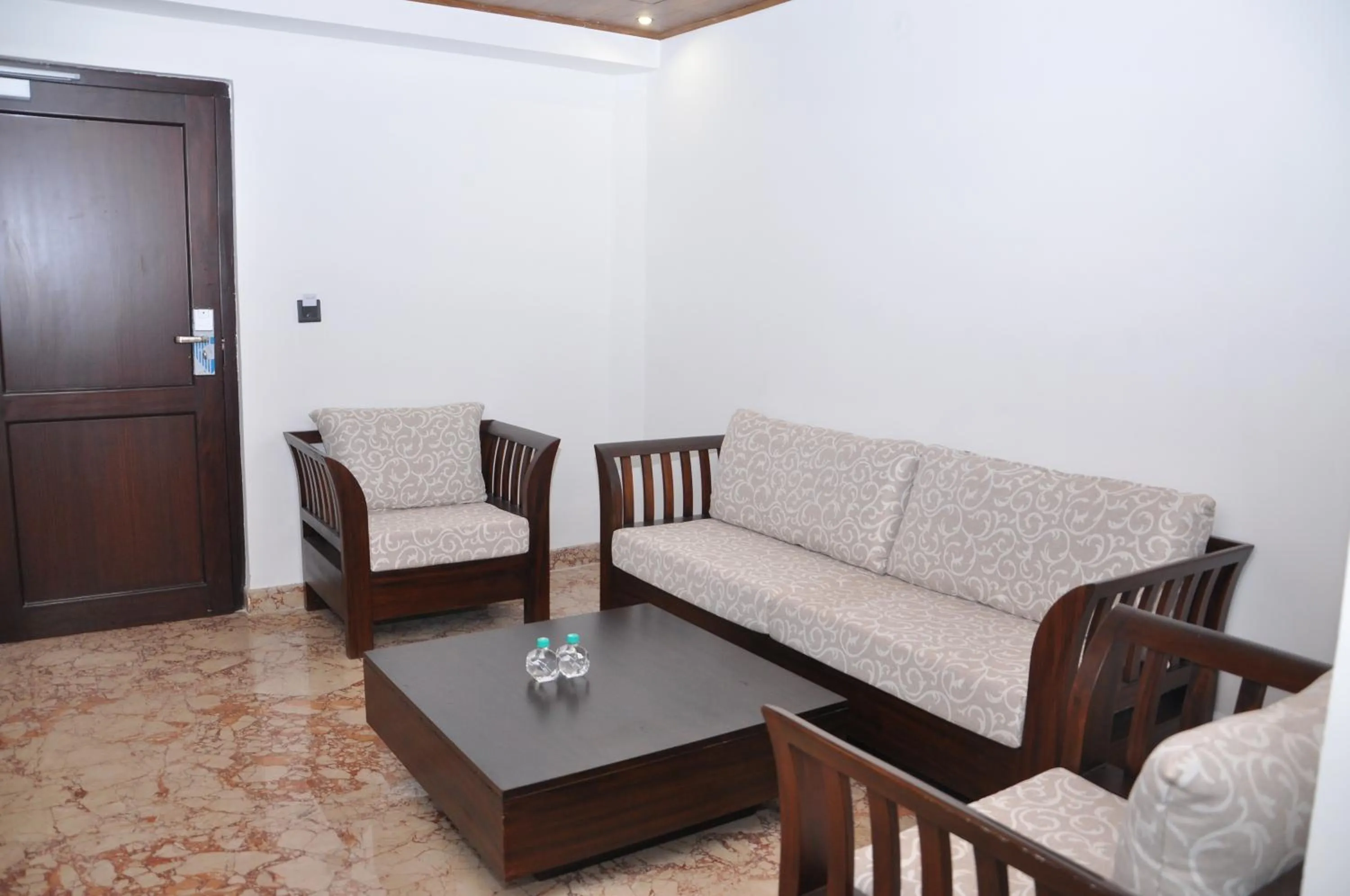 Living room in Lakshmi Hotel