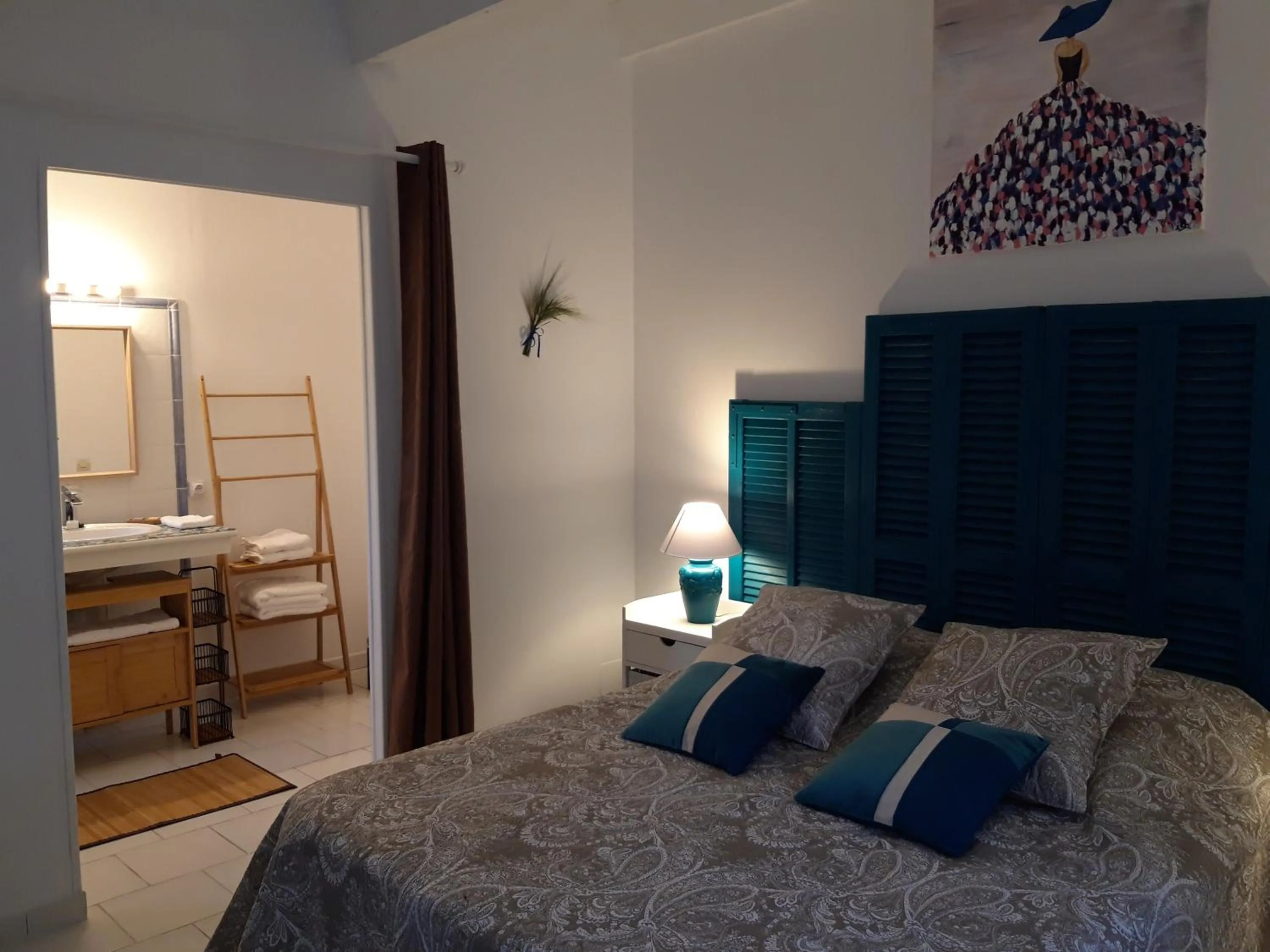 King Room with Roll-In Shower - single occupancy - Disability Access in La Margottière chez isa et titi