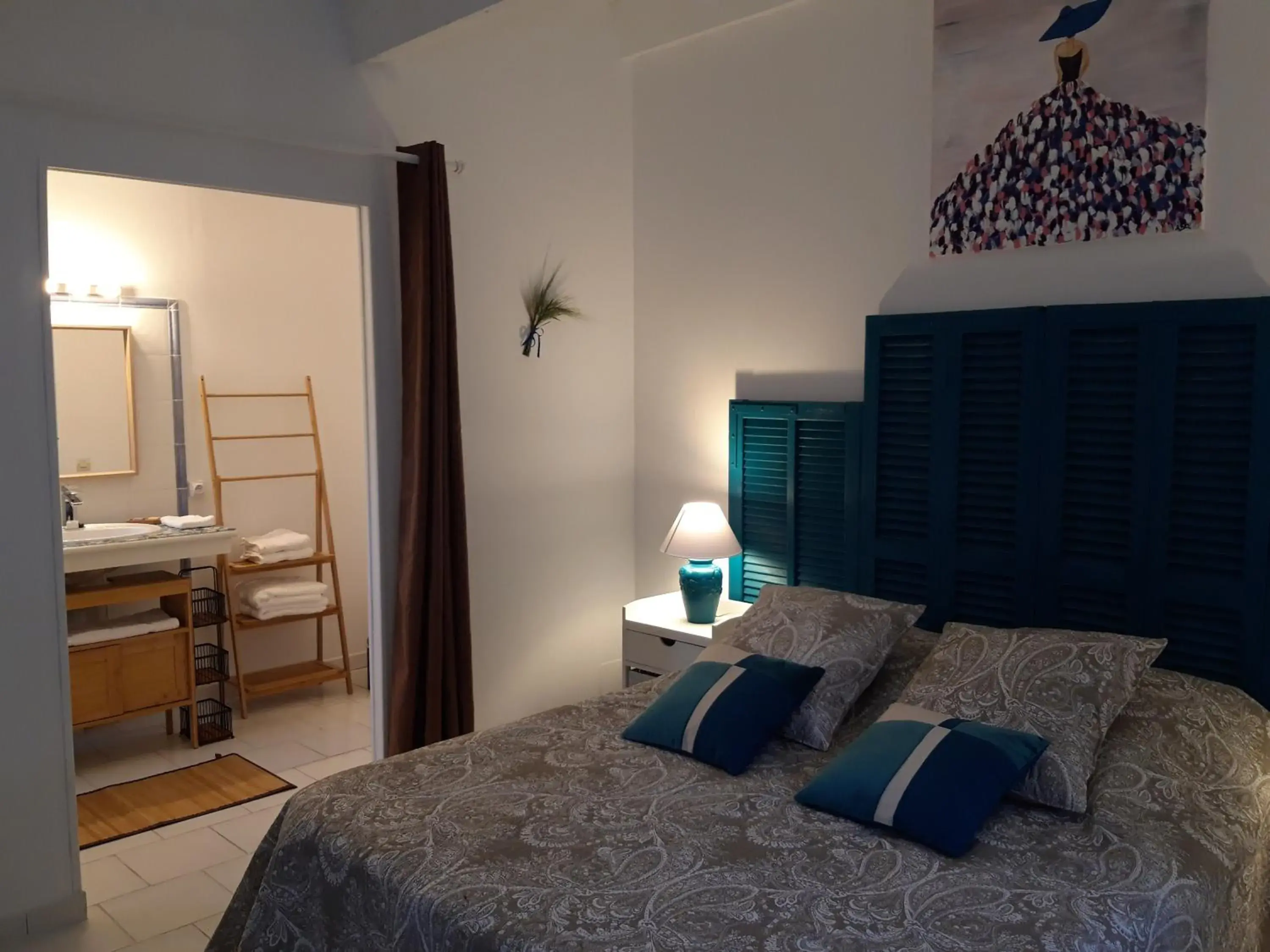 King Room with Roll-In Shower - single occupancy - Disability Access in La Margottière chez isa et titi King Room with Roll-In Shower - single occupancy - Disability Access in La Margottière chez isa et titi