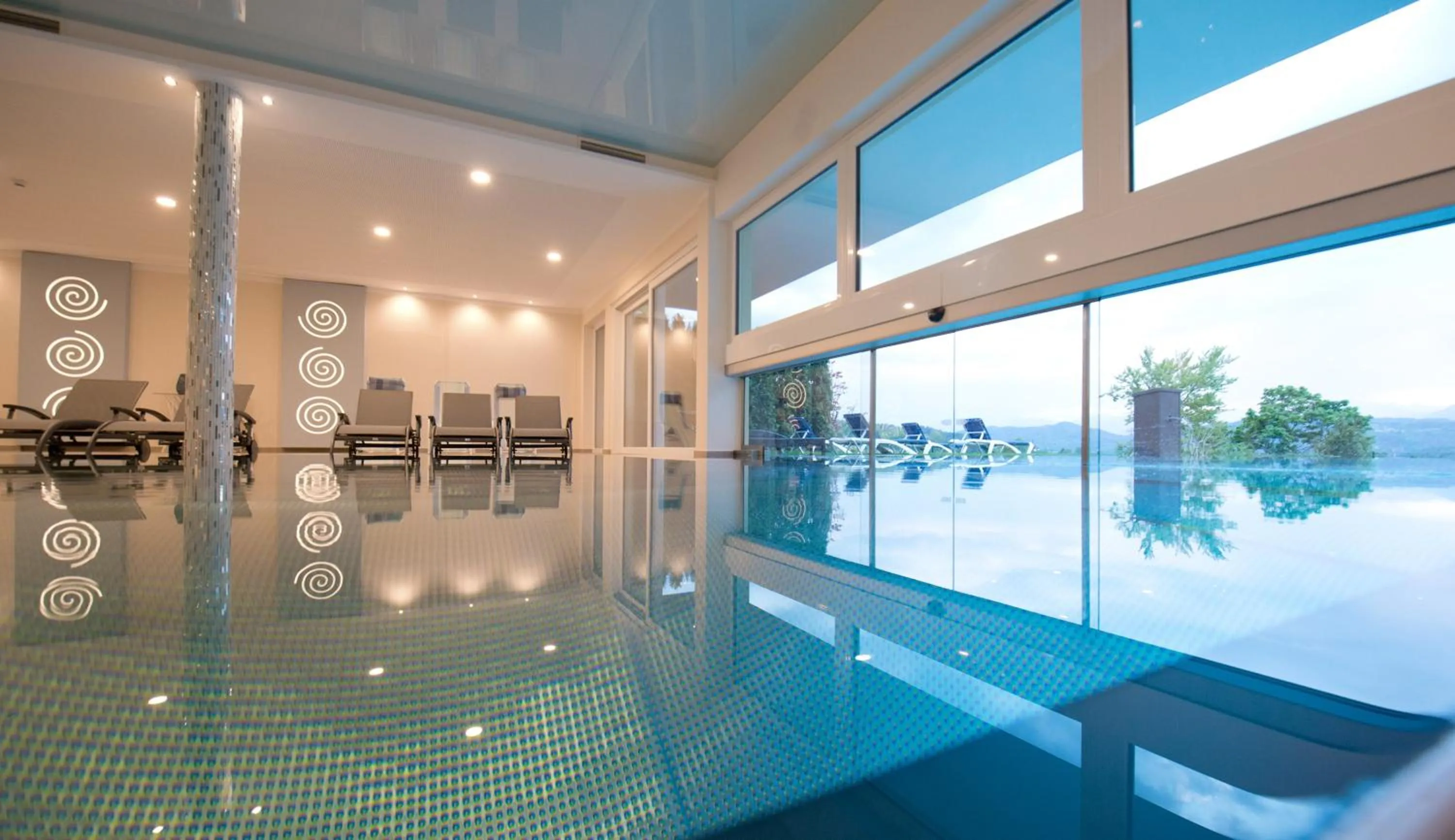 Swimming pool in das Balance - Spa & Golf Hotel am Wörthersee