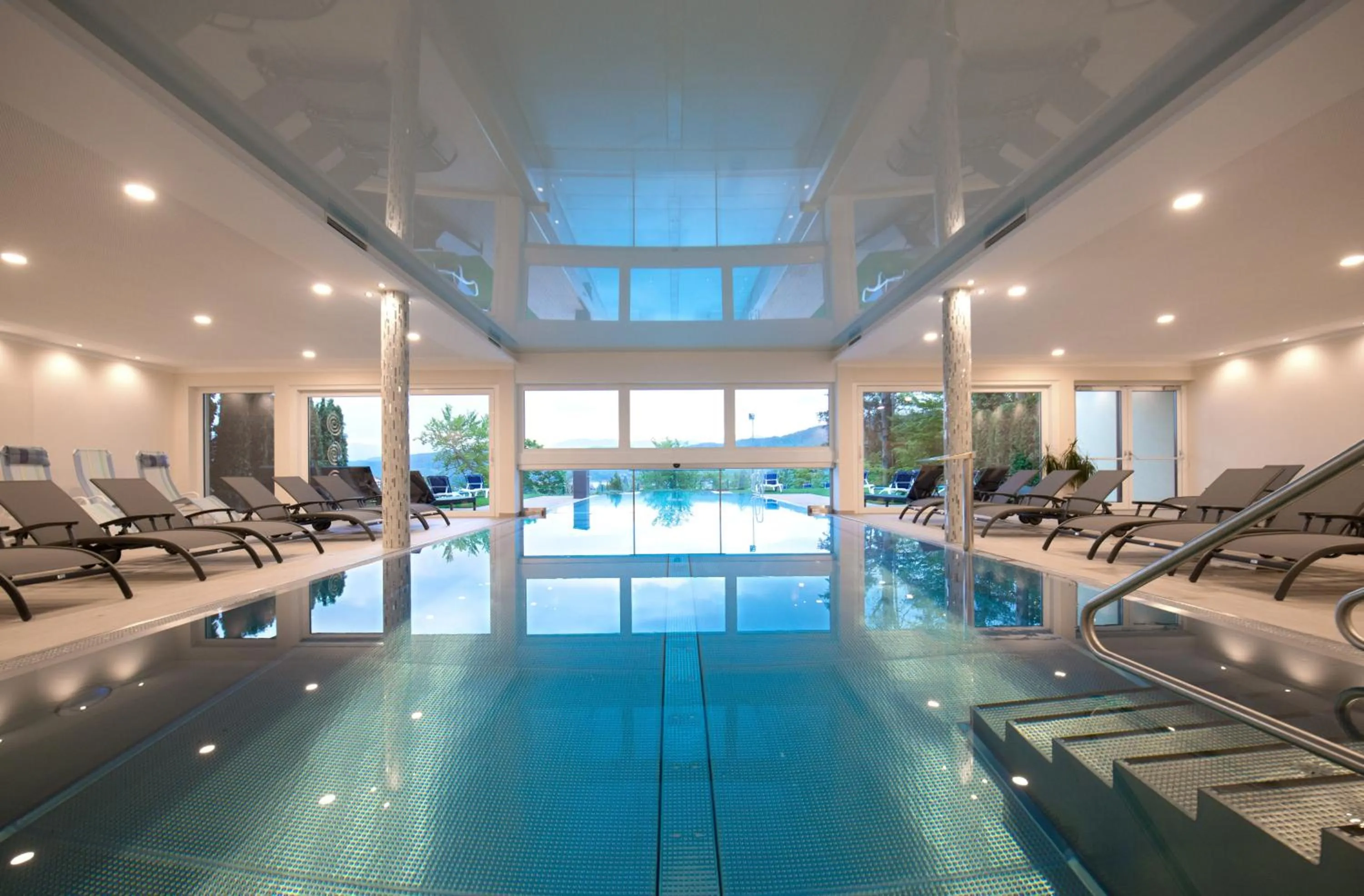 Swimming pool in das Balance - Spa & Golf Hotel am Wörthersee