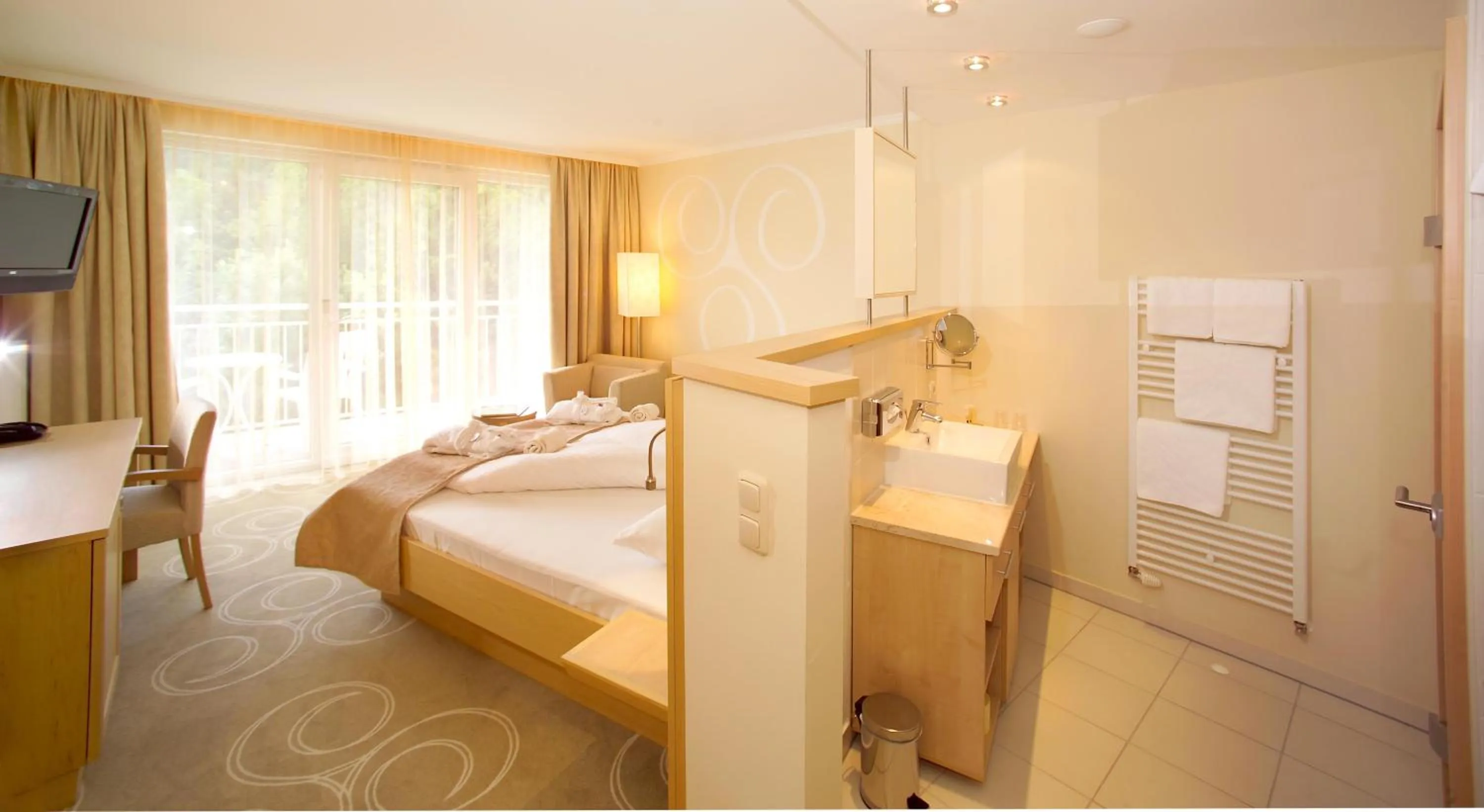 Shower, Bed in das Balance - Spa & Golf Hotel am Wörthersee