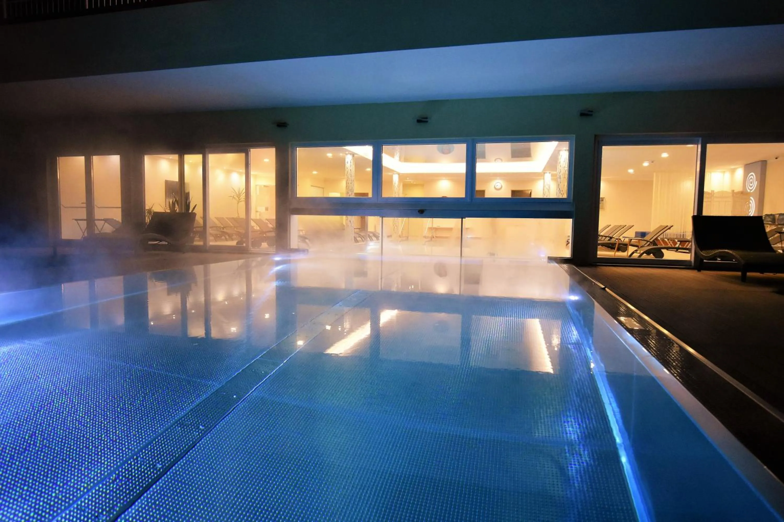 Swimming pool in das Balance - Spa & Golf Hotel am Wörthersee