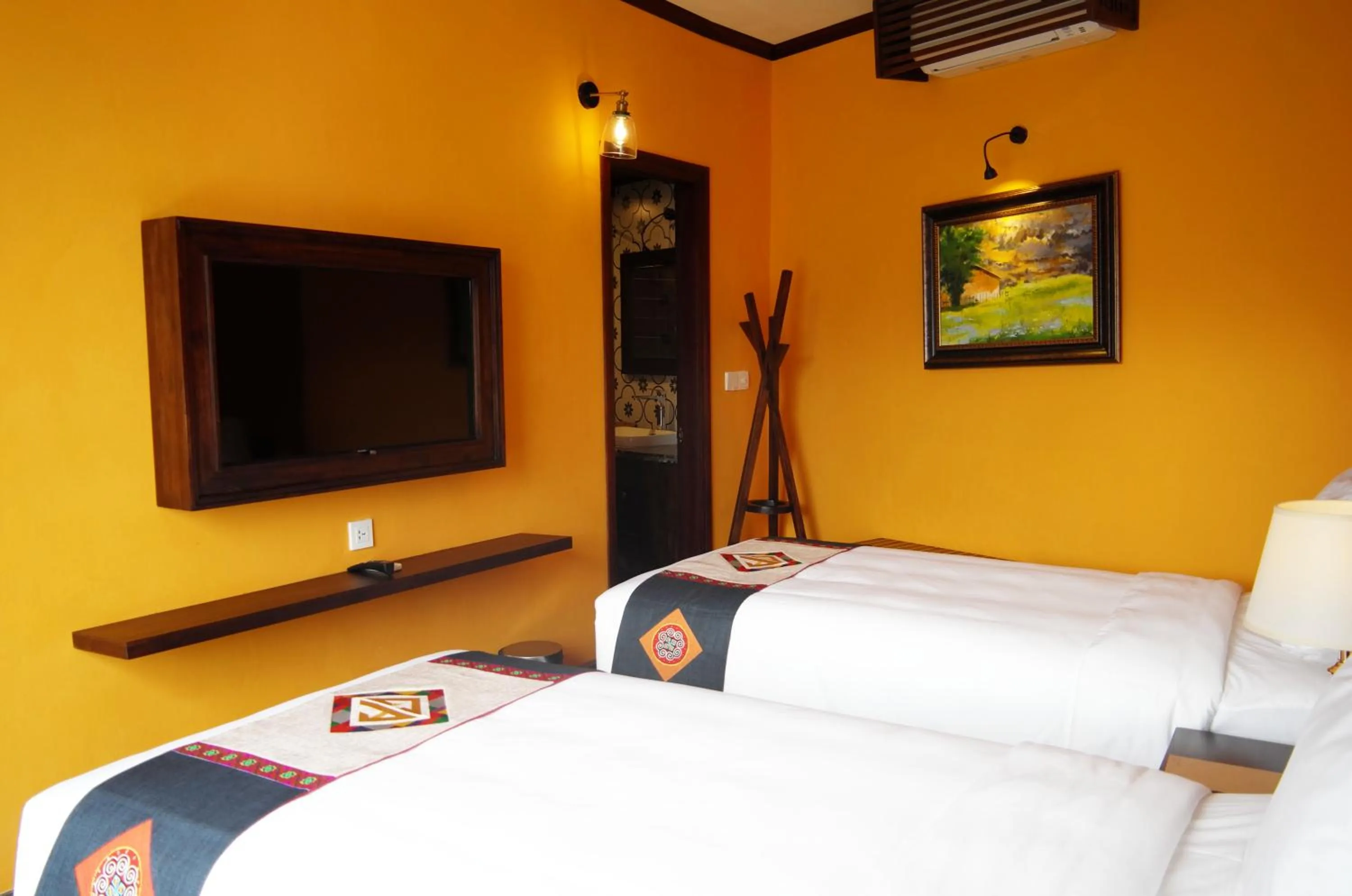 Bed in Cat Cat Galerie d’Art