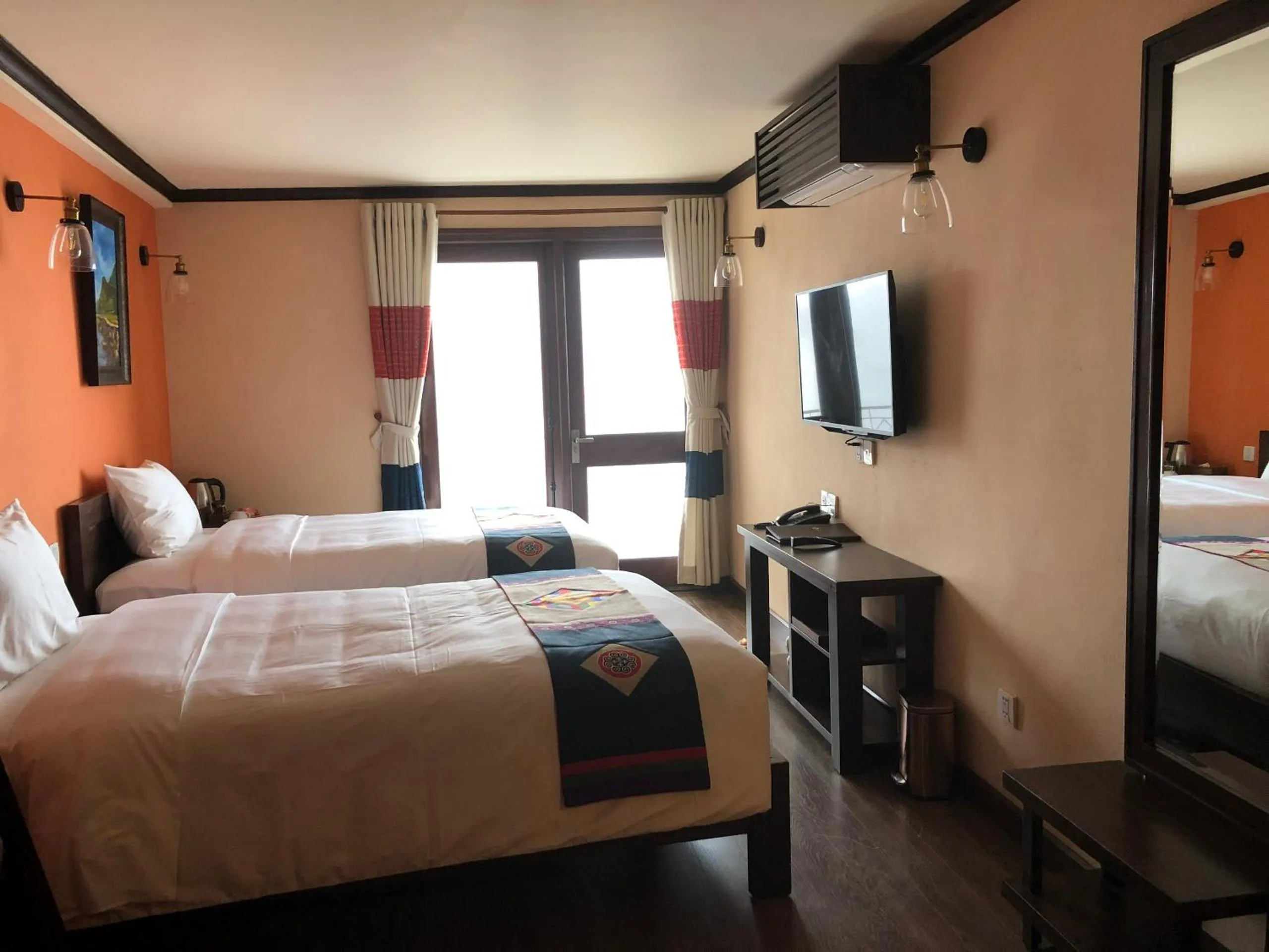 Photo of the whole room, Bed in Cat Cat Galerie d’Art