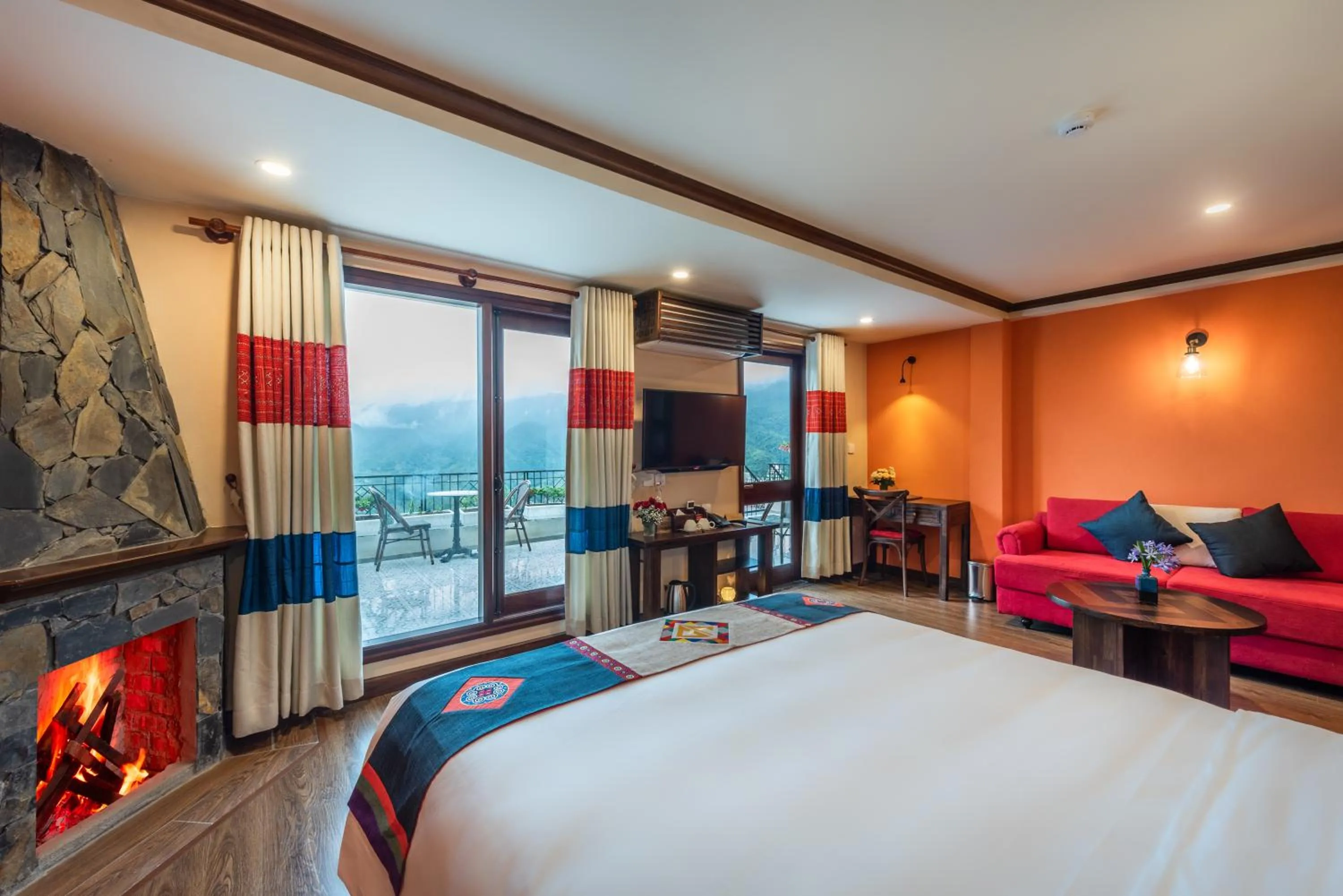 Photo of the whole room, Bed in Cat Cat Galerie d’Art