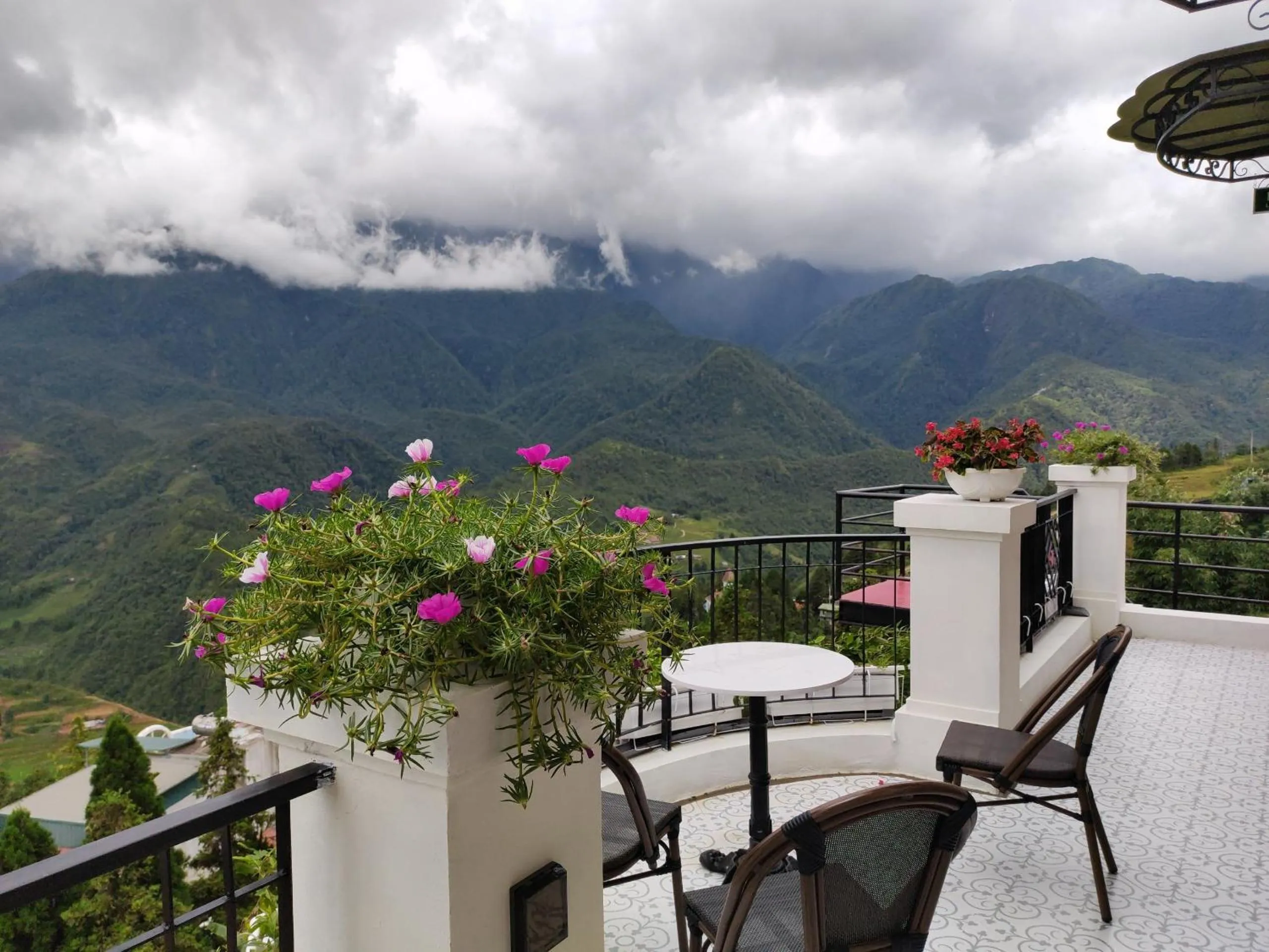 Balcony/Terrace in Cat Cat Galerie d’Art