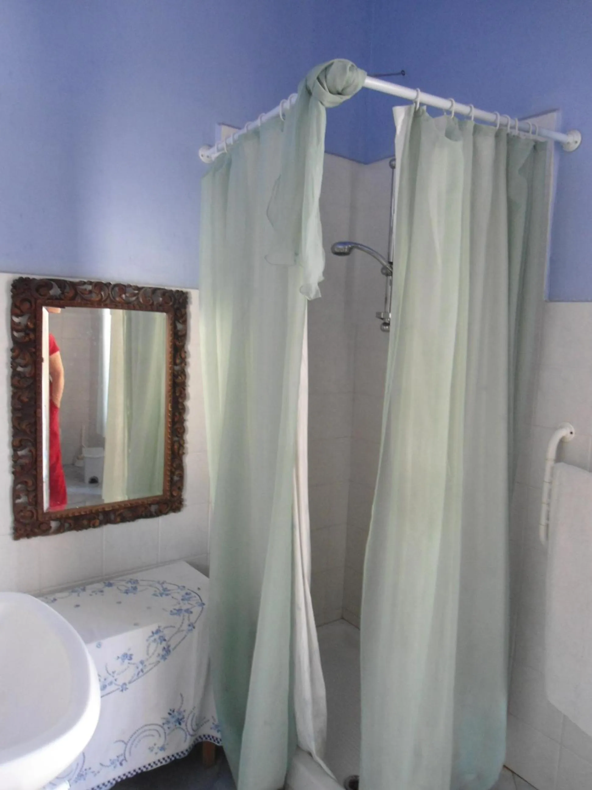 Bathroom, Bed in Rosella Bianchi