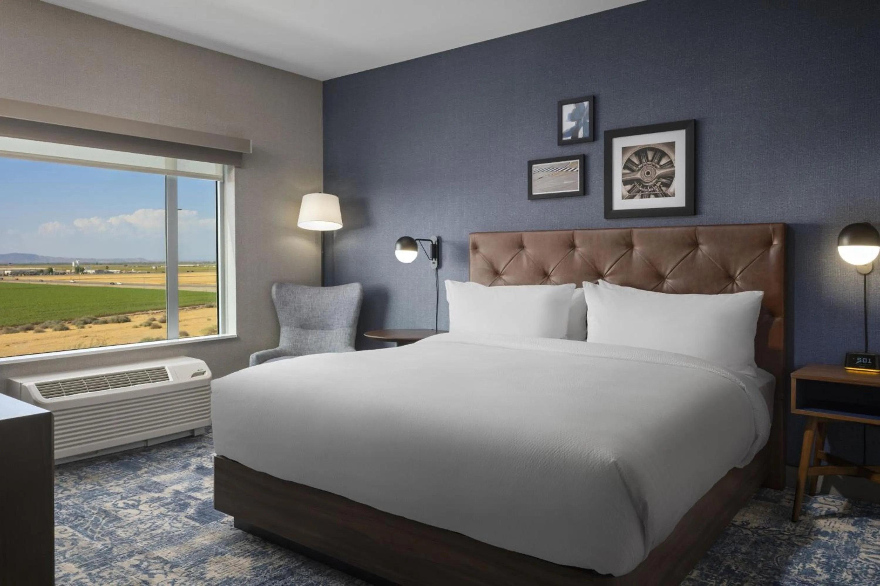 Photo of the whole room, Bed in Four Points by Sheraton Yuma