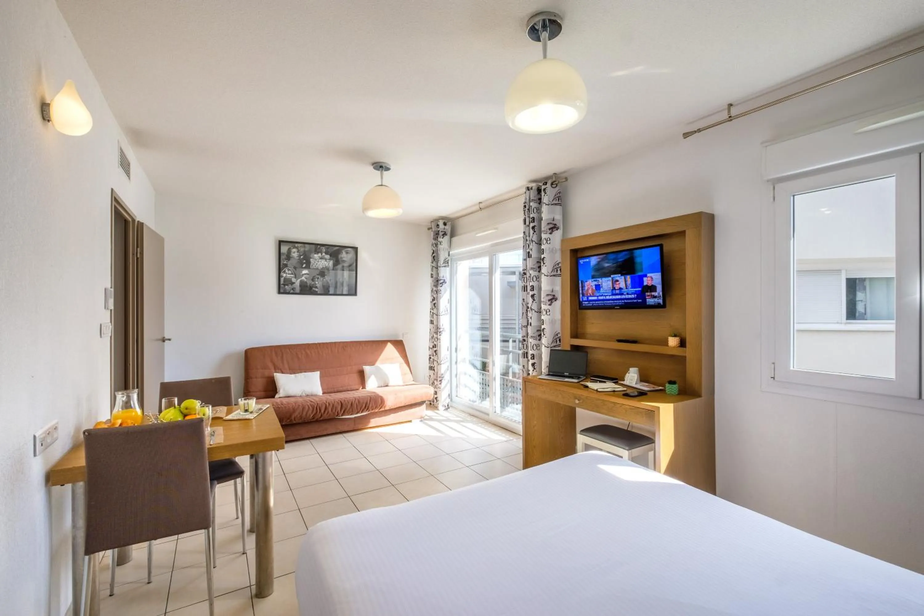 TV and multimedia, Bed in Comfort Aparthotel Antibes Le Maestria