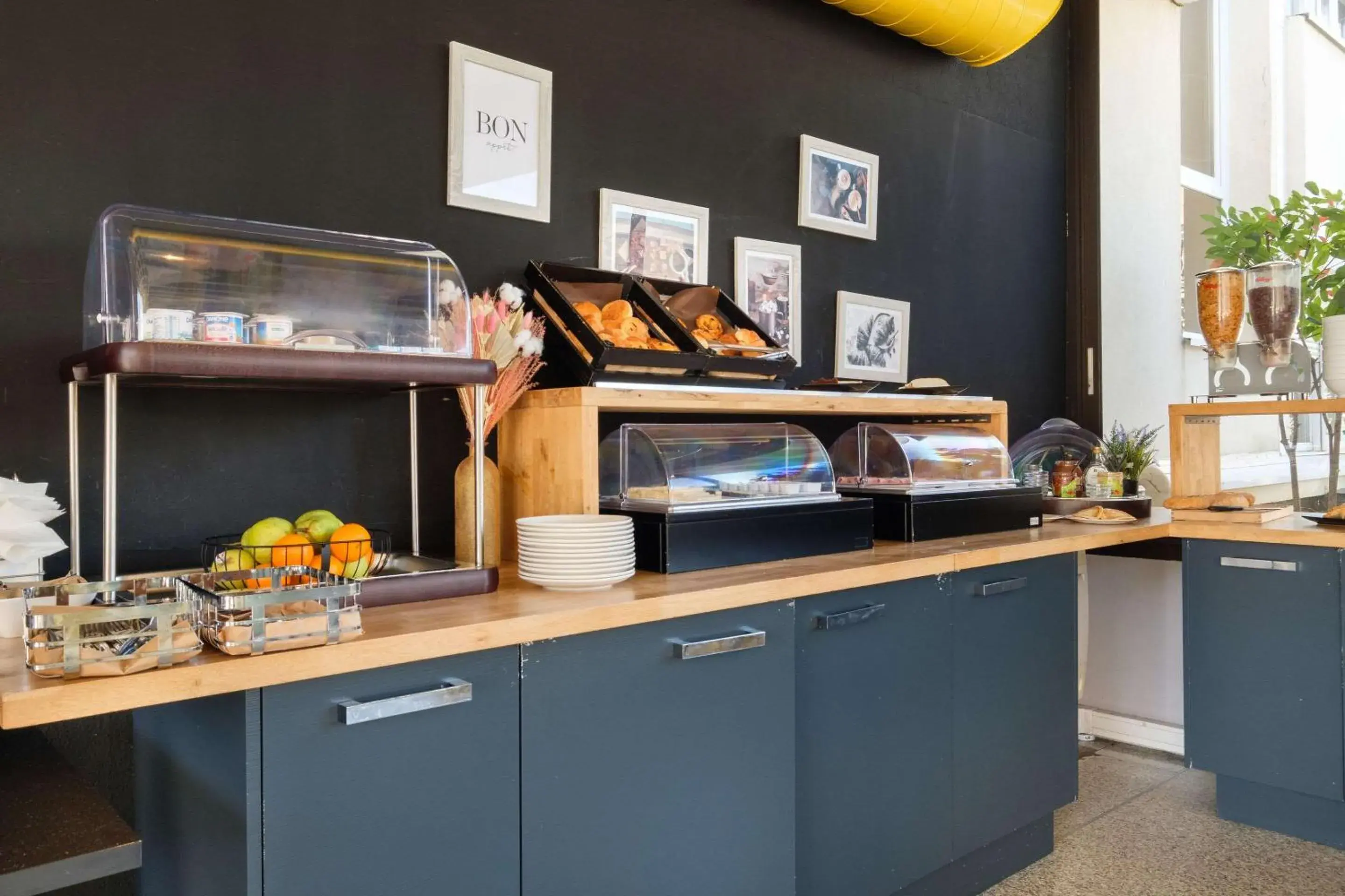 Food and drinks in Comfort Aparthotel Antibes Le Maestria Food and drinks in Comfort Aparthotel Antibes Le Maestria