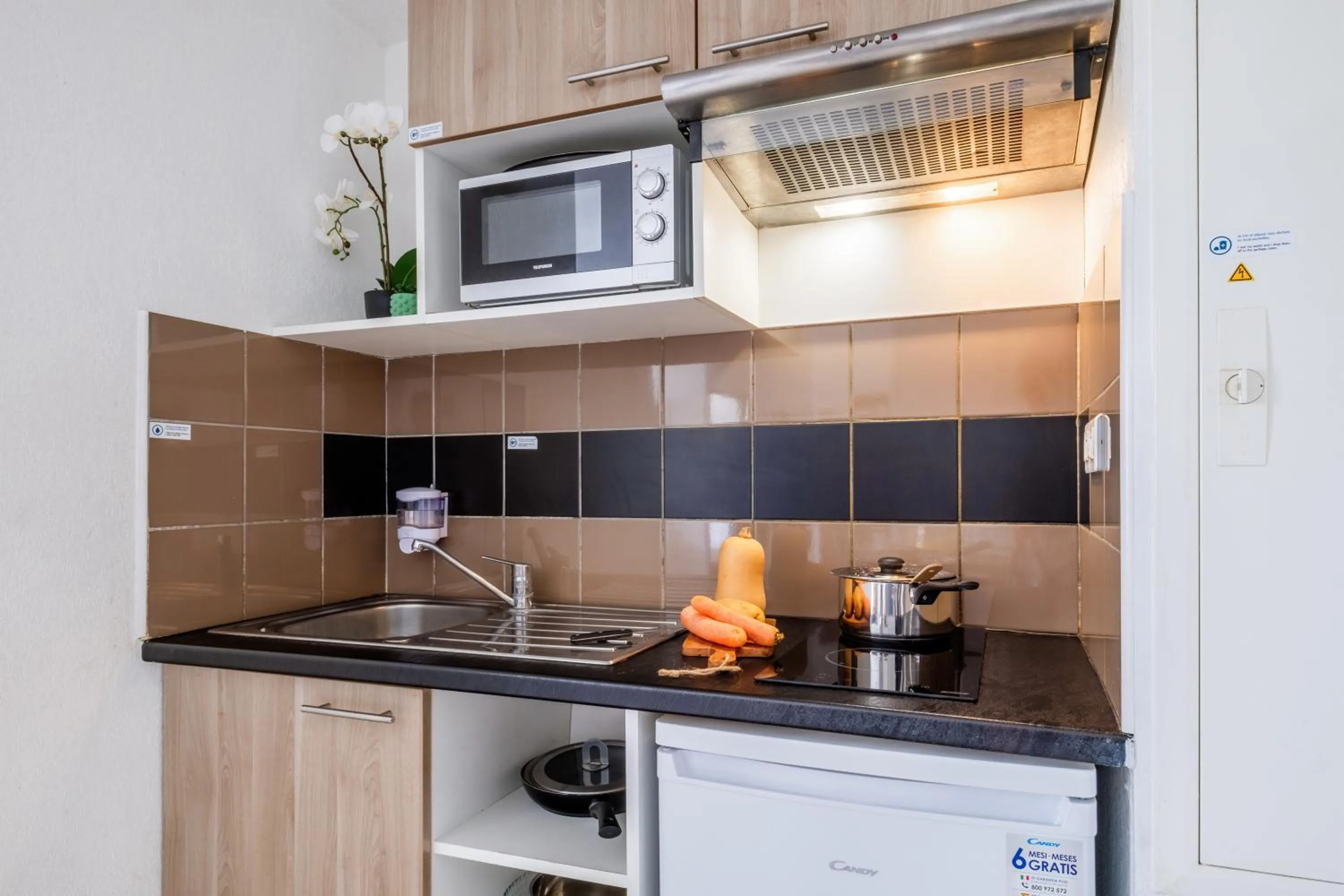 Kitchen or kitchenette in Comfort Aparthotel Antibes Le Maestria