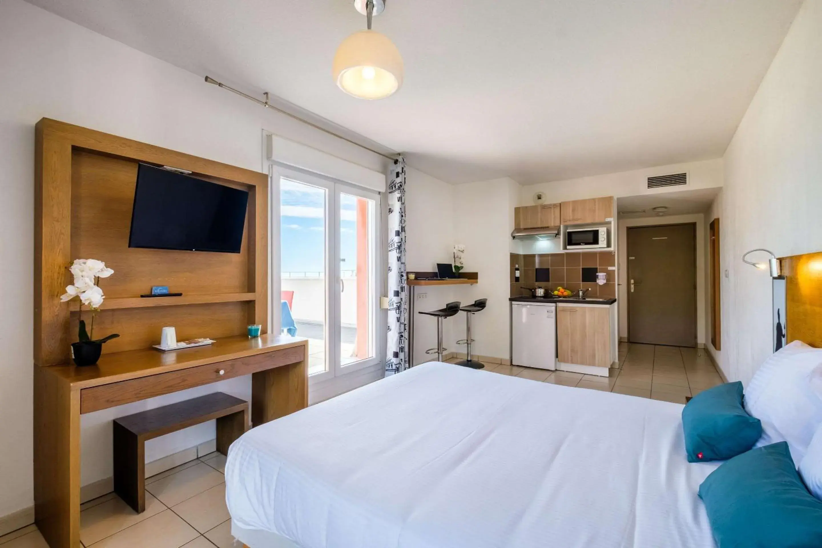 Kitchen or kitchenette, Bed in Comfort Aparthotel Antibes Le Maestria Kitchen or kitchenette, Bed in Comfort Aparthotel Antibes Le Maestria