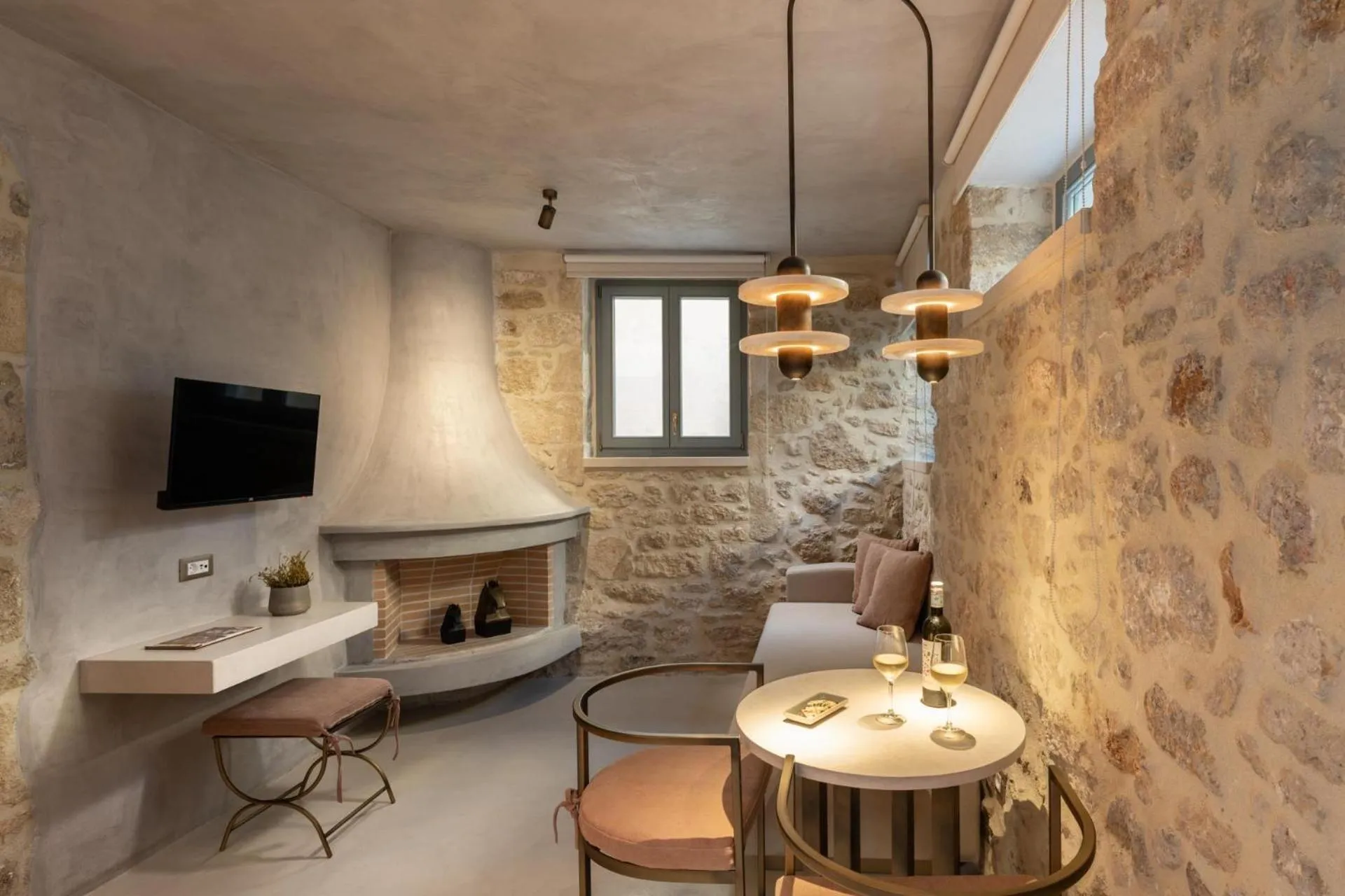 TV and multimedia in Inotropes Boutique Suites - Adults Only